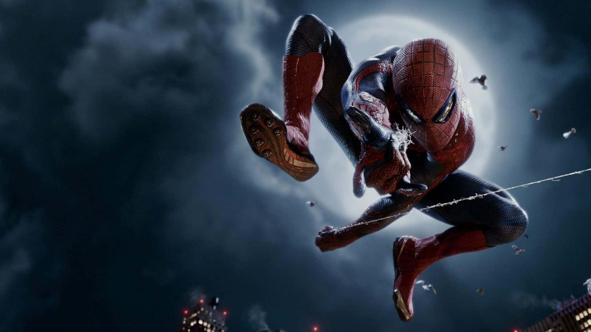 Spider-man Web Slinging 桌布 壁紙 — 蜘蛛俠在月光映照的天空下動態擺盪，下方城市燈火闌珊，鳥兒在他周圍飛翔。