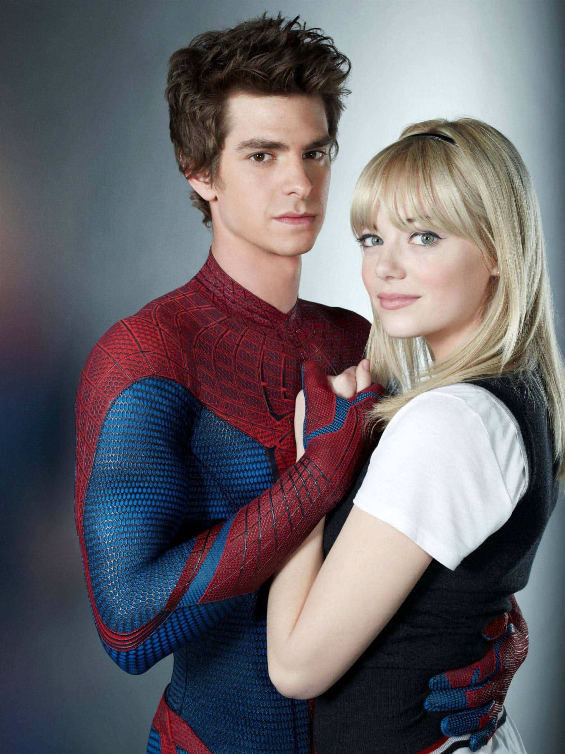 Gwen Stacy 桌布 壁紙 — 蜘蛛俠在柔和燈光及漸變灰色背景的工作室肖像中擁抱關·史黛西。