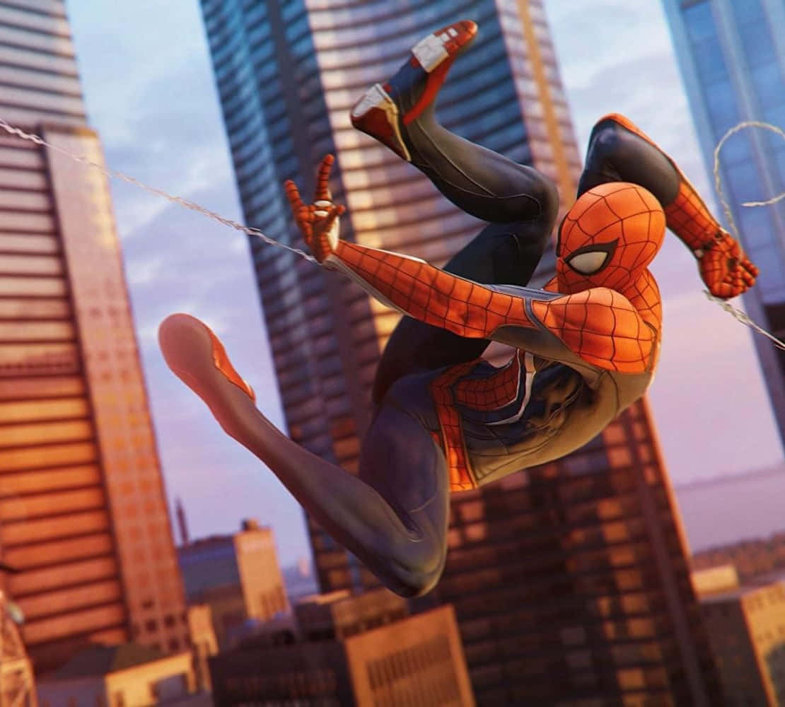 Web-slinging 桌布 壁紙 — 蜘蛛俠在溫暖的日落天空背景下，動態地穿梭於高聳的摩天大樓之間。