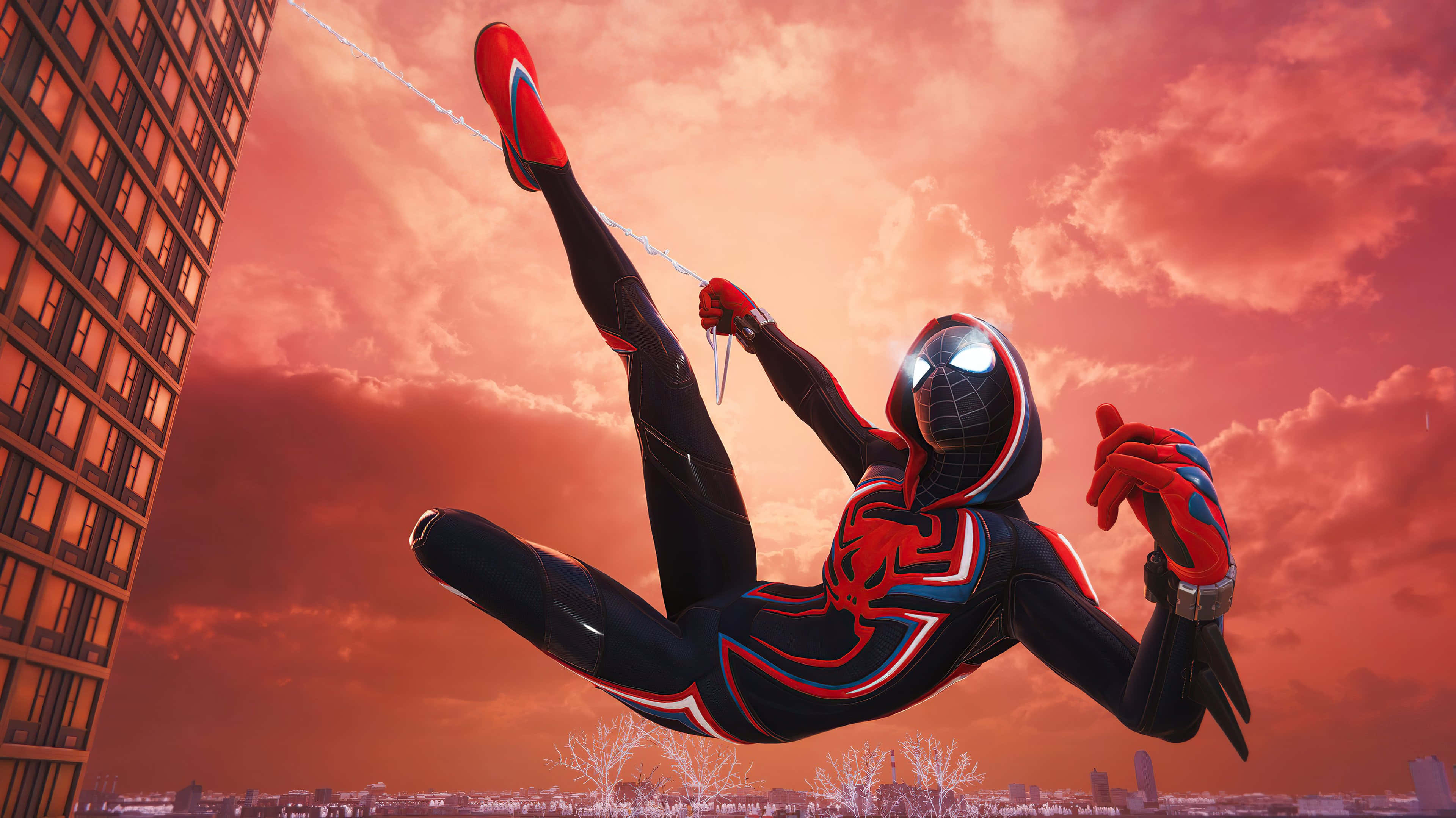 Miles Morales 動漫 桌布 壁紙 — 蜘蛛俠在火橙色的日落天空下，於城市景觀中擺盪，身旁有一座高聳的摩天大樓。
