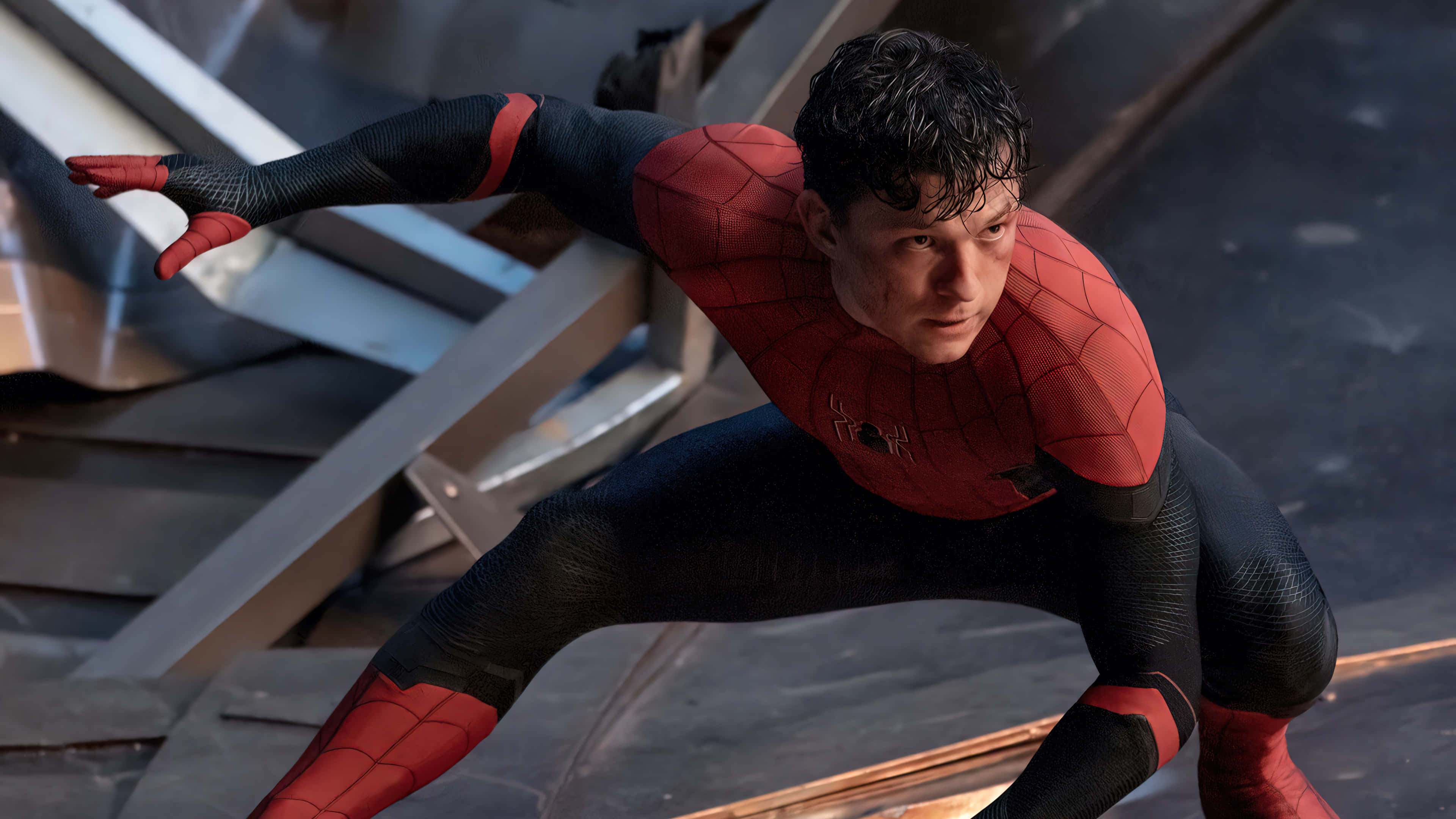 Spider Man No Way Home 桌布 壁紙 — 蜘蛛俠在破碎的金屬樑之間半空中蹲下，擺出動態的動作姿勢。