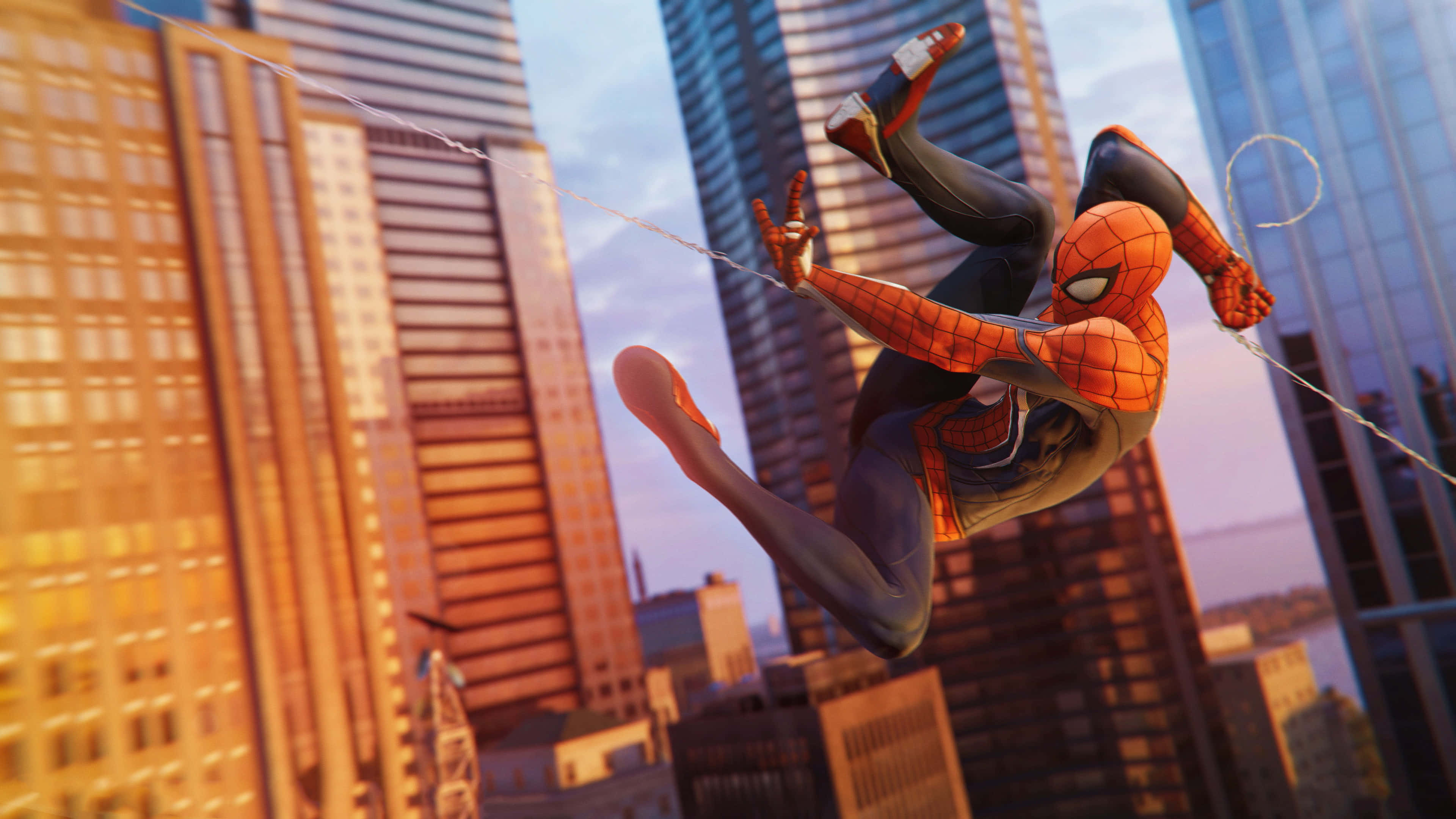 Spider-man Web Slinging 桌布 壁紙 — 蜘蛛俠在繁華的城市景觀中，於金色日落時分在摩天大樓之間動態擺盪。
