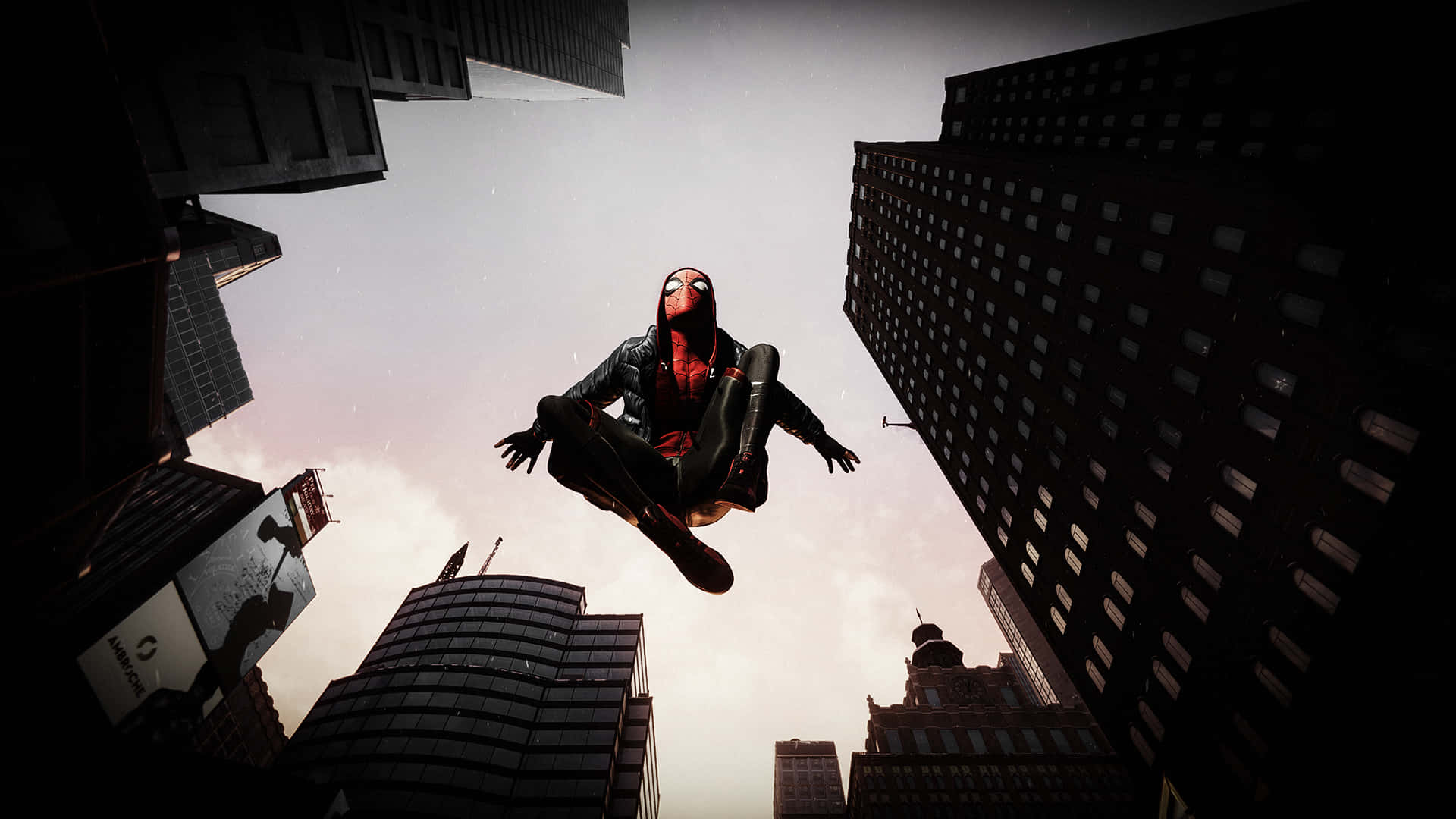 Miles Morales 動漫 桌布 壁紙 — 蜘蛛俠在陰雲密佈的天空背景下，以戲劇性的低角度飛翔於高聳的摩天大樓之間。