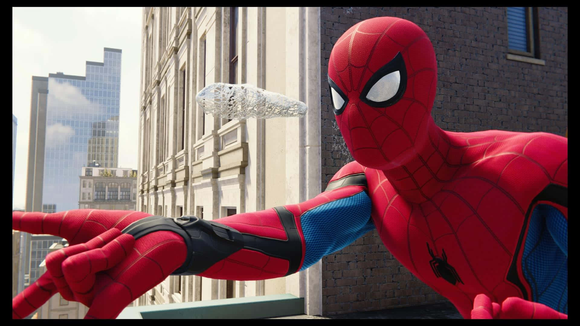 Spider-man Web Shooter 桌布 壁紙 — 蜘蛛俠在陽光明媚的城市景觀中擺盪，背景有摩天大樓和磚砌建築。