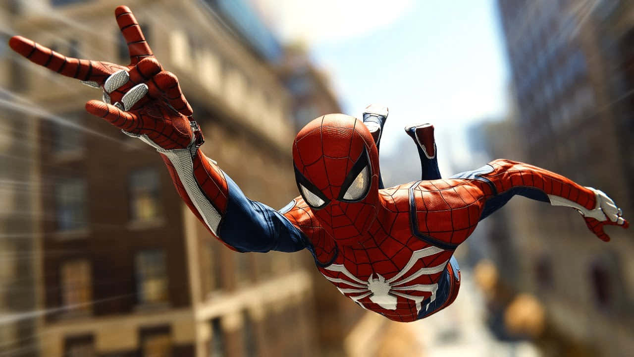 Spider-man Web Slinging 桌布 壁紙 — 蜘蛛俠在陽光普照的城市景觀中擺盪，戴著手套的手比出和平手勢。