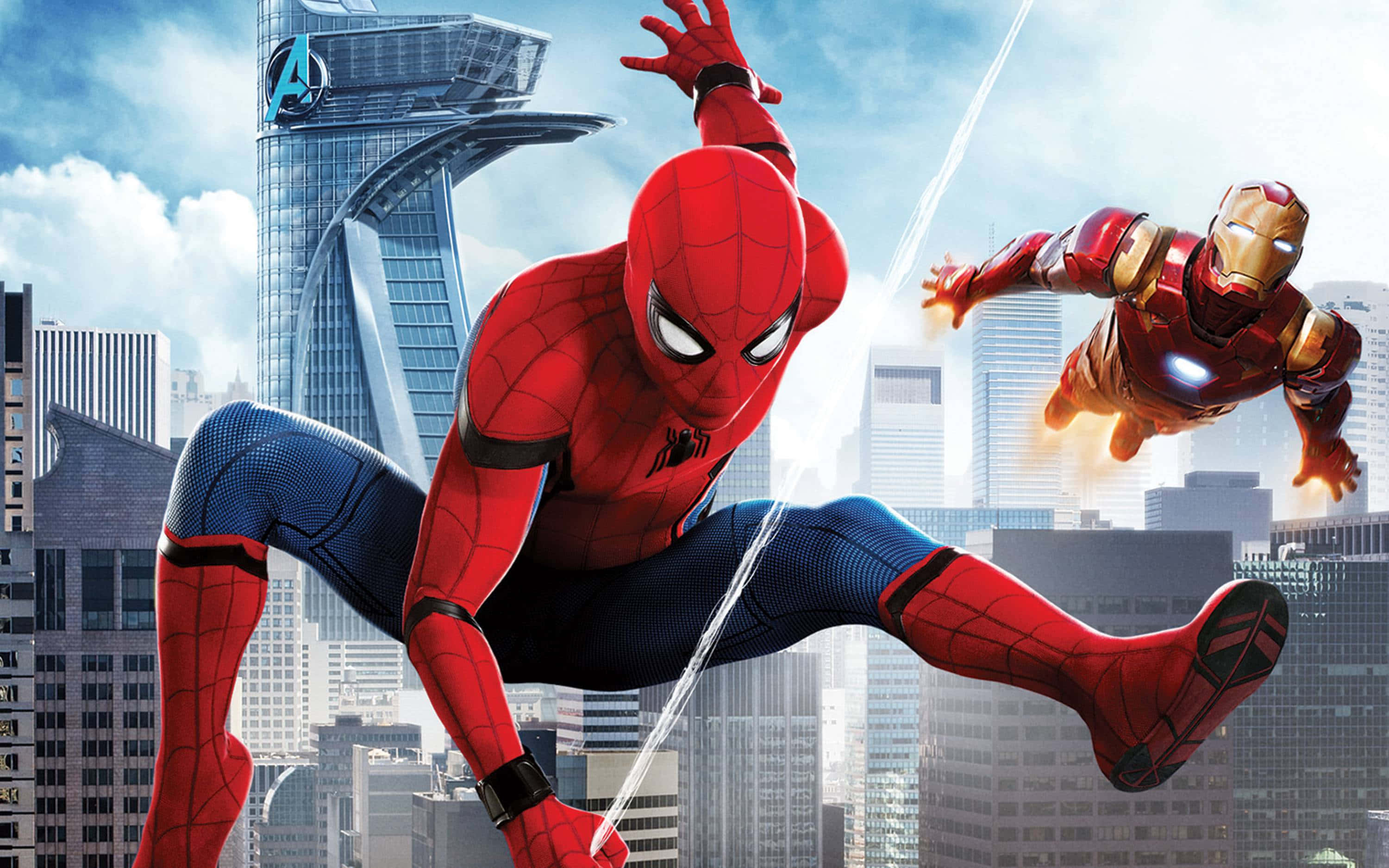 Iron Man And Spider-man 桌布 壁紙 — 蜘蛛俠在陽光普照的城市景觀中擺盪，而鐵甲奇俠在他旁邊飛翔，背景是高聳的摩天大樓。