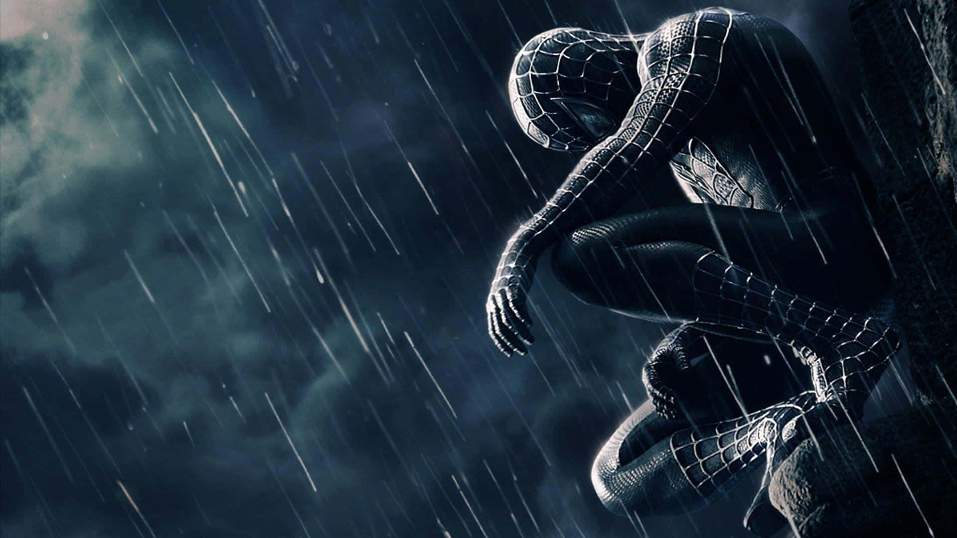 Spider-man Reign 桌布 壁紙 — 蜘蛛俠在雨中蹲在黑暗的牆邊，雨絲在他周圍落下，營造出陰鬱的電影場景。