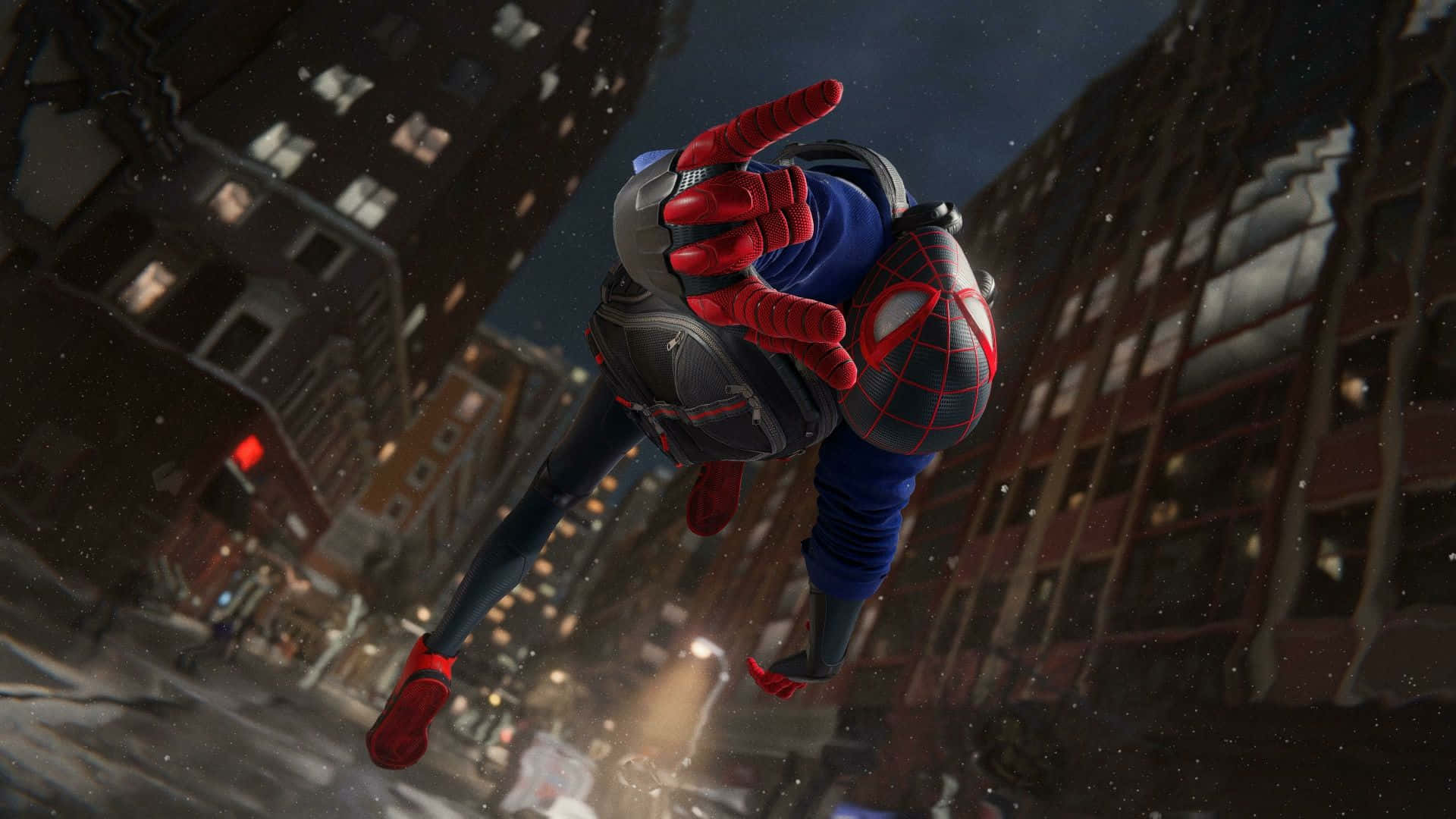 Miles Morales 動漫 桌布 壁紙 — 蜘蛛俠在雨夜的城市景觀中擺盪，下方是高聳的建築物，潮濕的街道上反射著閃爍的燈光。