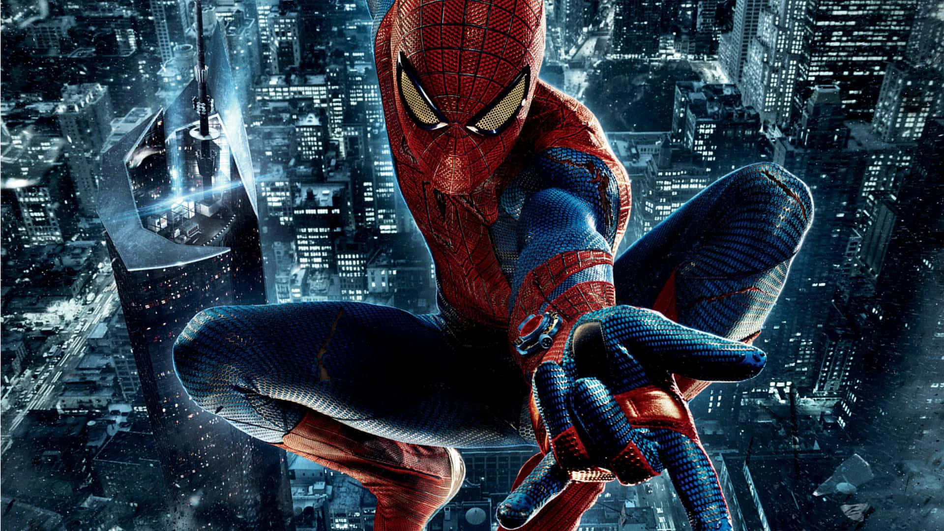 Spider-man Web Shooter 桌布 壁紙 — 蜘蛛俠在雨濕的夜間城市景觀上動態擺盪，下方是閃爍的摩天大樓。
