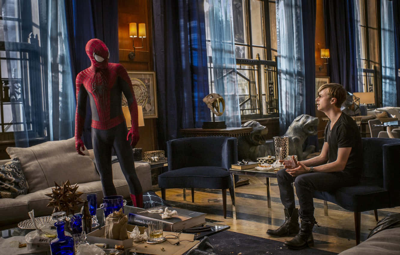Harry Osborn 桌布 壁紙 — 蜘蛛俠站在一個豪華的藍色調客廳中，面對著一個坐在雜亂家具和戲劇性燈光中的年輕男子。