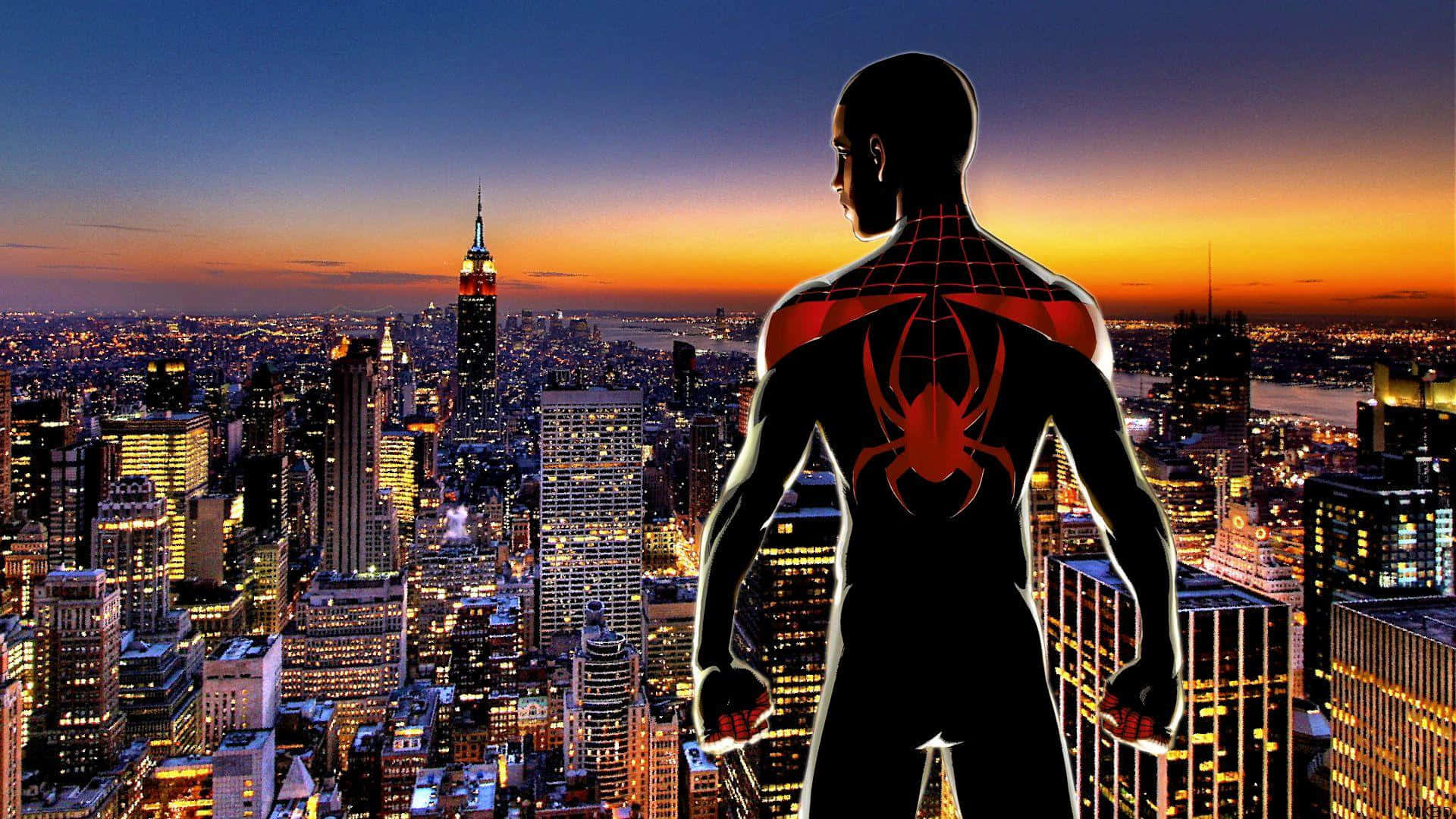 Miles Morales 動漫 桌布 壁紙 — 蜘蛛俠站在摩天大樓頂端，俯瞰著充滿活力的日落城市景觀，建築物閃閃發光。