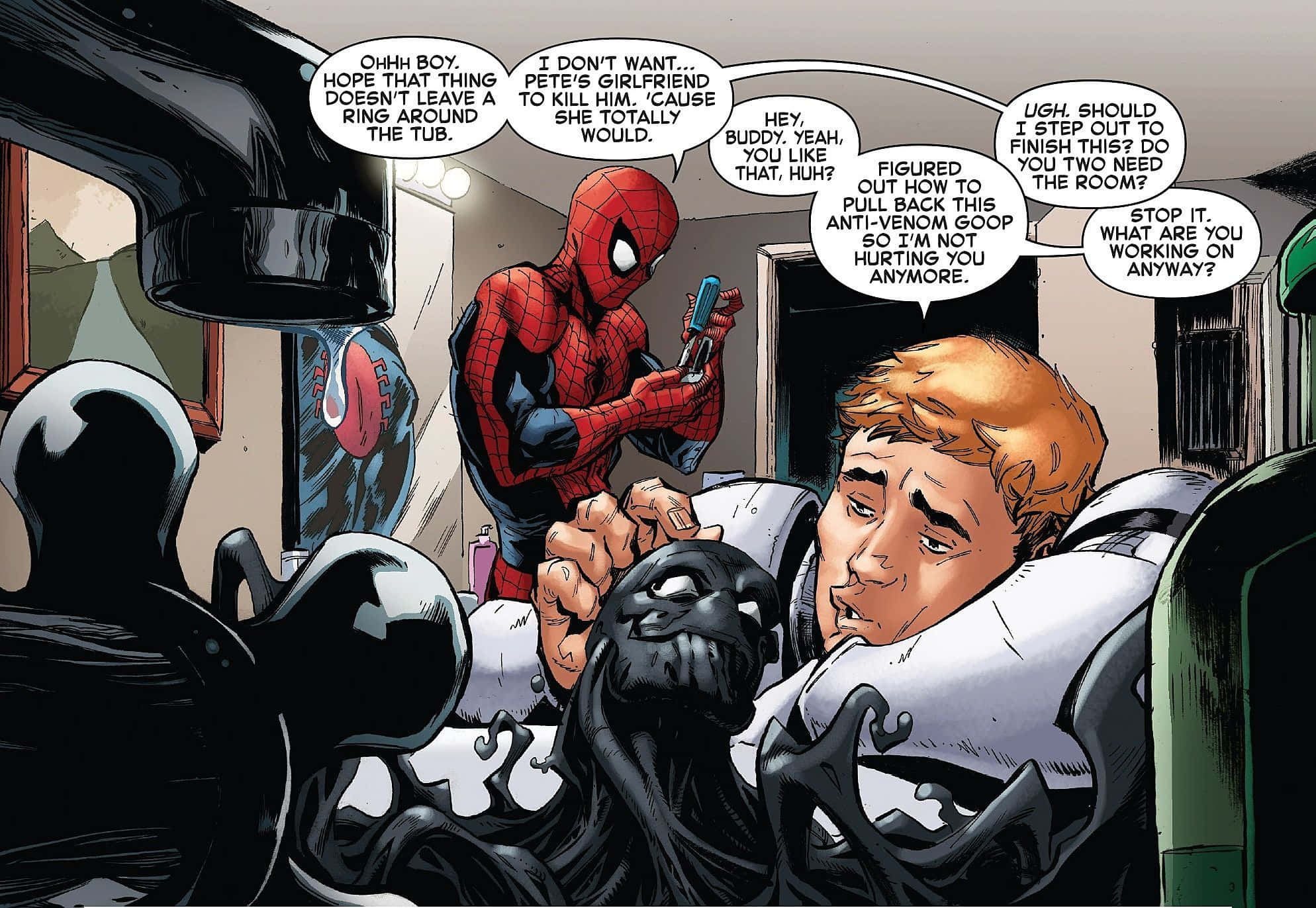 Flash Thompson 桌布 壁紙 — 蜘蛛俠站在浴室裡拿著電話，而毒液以共生體形態面對驚恐的彼得·帕克。