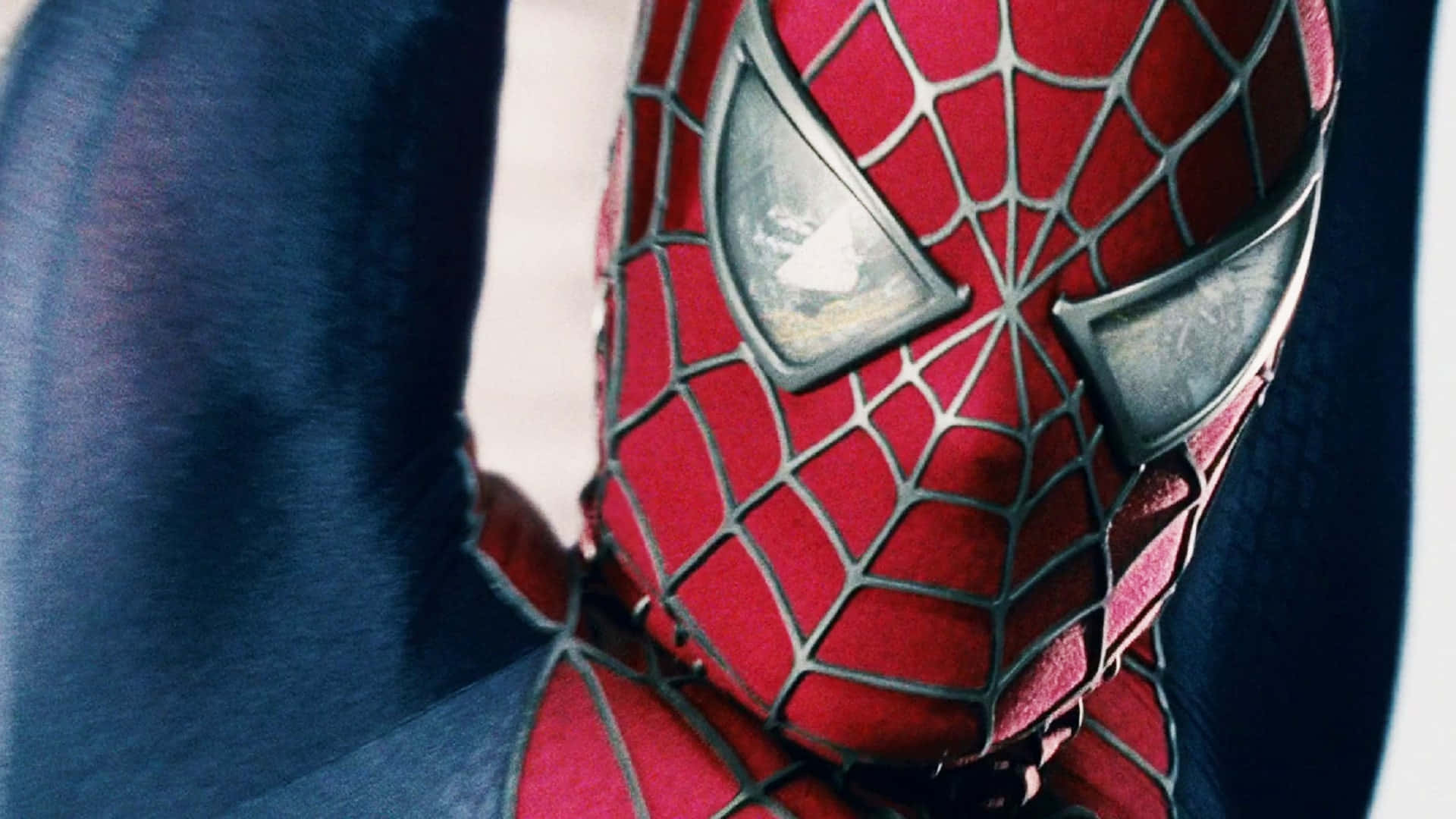 Spider Man 3 桌布 壁紙 — 蜘蛛俠紅藍戰衣特寫，帶有詳細的蜘蛛網紋理和反光的銀色眼睛。