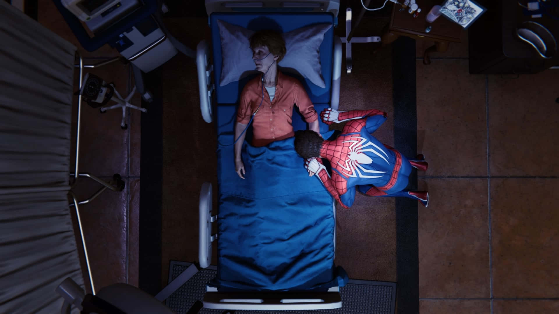 Aunt May 桌布 壁紙 — 蜘蛛俠跪喺醫院床邊，床上躺住一個女人，從上方俯瞰一個昏暗嘅房間。