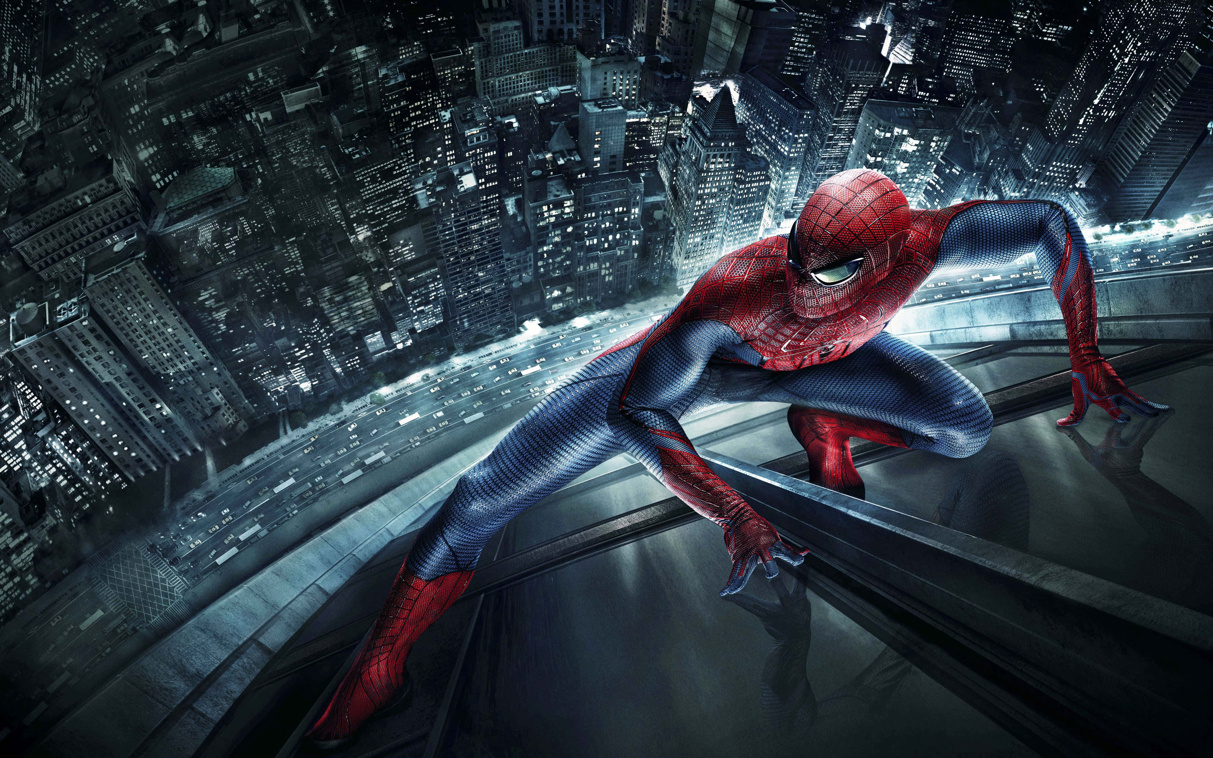 Ultimate Spider-man 桌布 壁紙 — 蜘蛛俠蹲在屋頂上，俯瞰著夜晚被無數發光窗戶照亮的廣闊城市景觀。