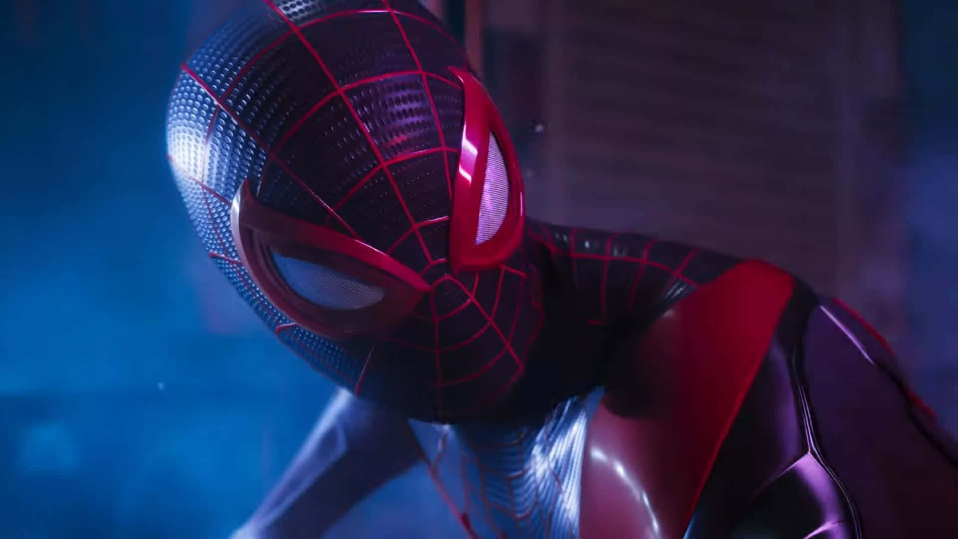 Miles Morales 動漫 桌布 壁紙 — 蜘蛛俠身穿時尚的黑色和紅色戰衣，眼睛發光，在藍色燈光下蹲在昏暗的城市小巷中的特寫。