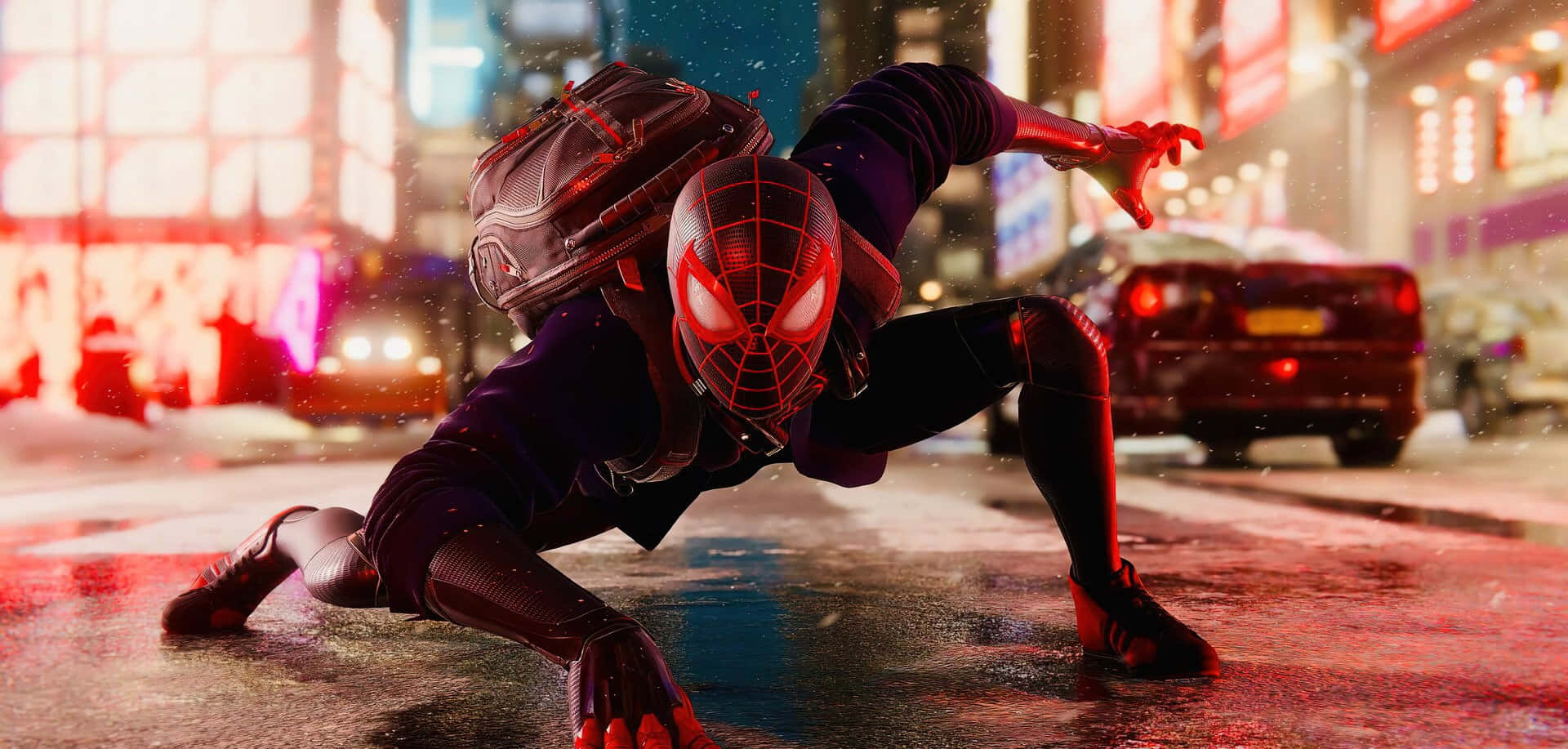 Miles Morales 動漫 桌布 壁紙 — 蜘蛛俠身穿深色戰衣蹲在濕漉漉的城市街道上，霓虹燈下雪花飄落。