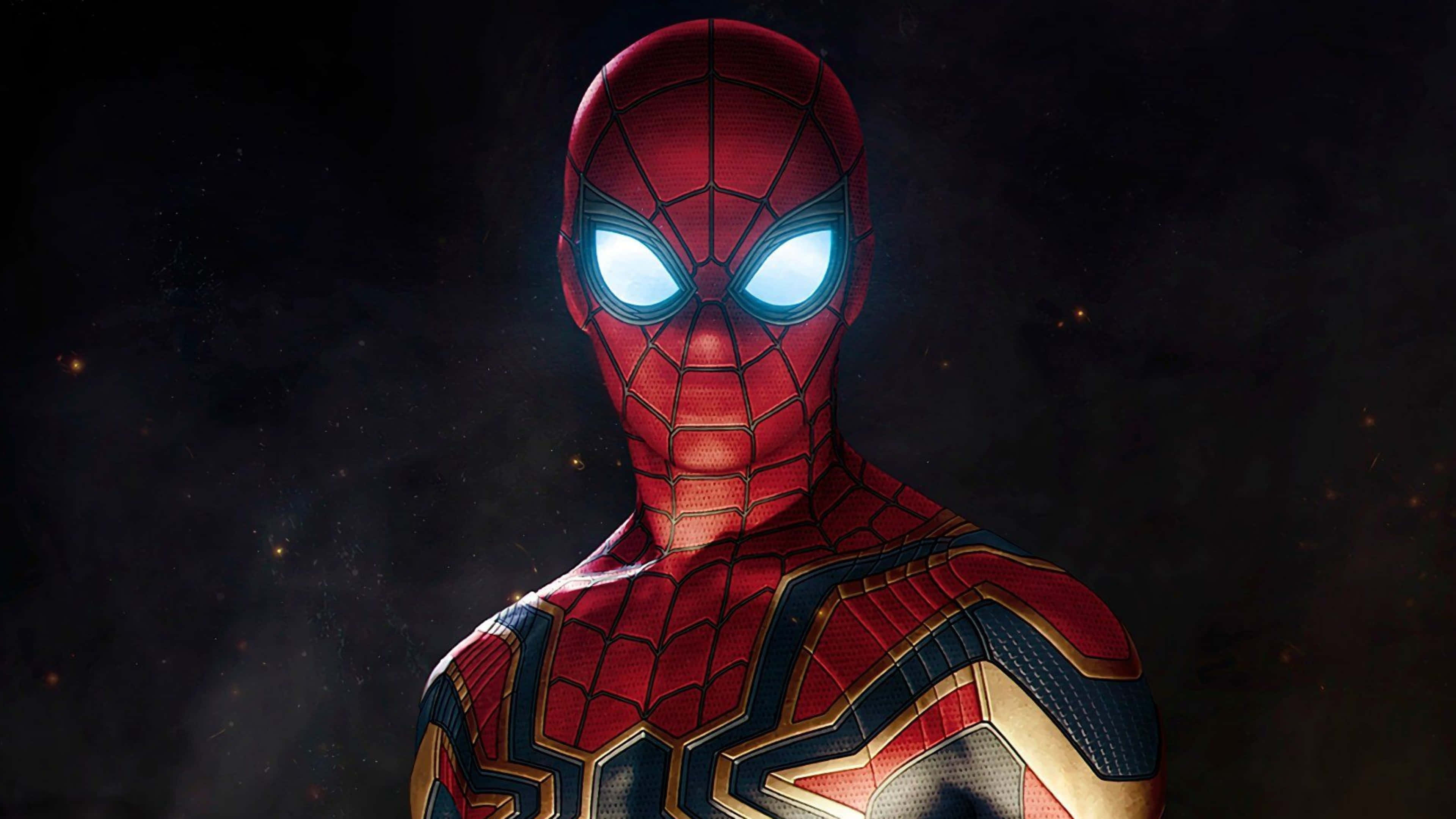 4K Marvel 壁紙 桌布 壁紙 — 蜘蛛俠身穿紅、金、藍色戰衣，雙眼發光，站在有漂浮星星的黑暗宇宙背景前。