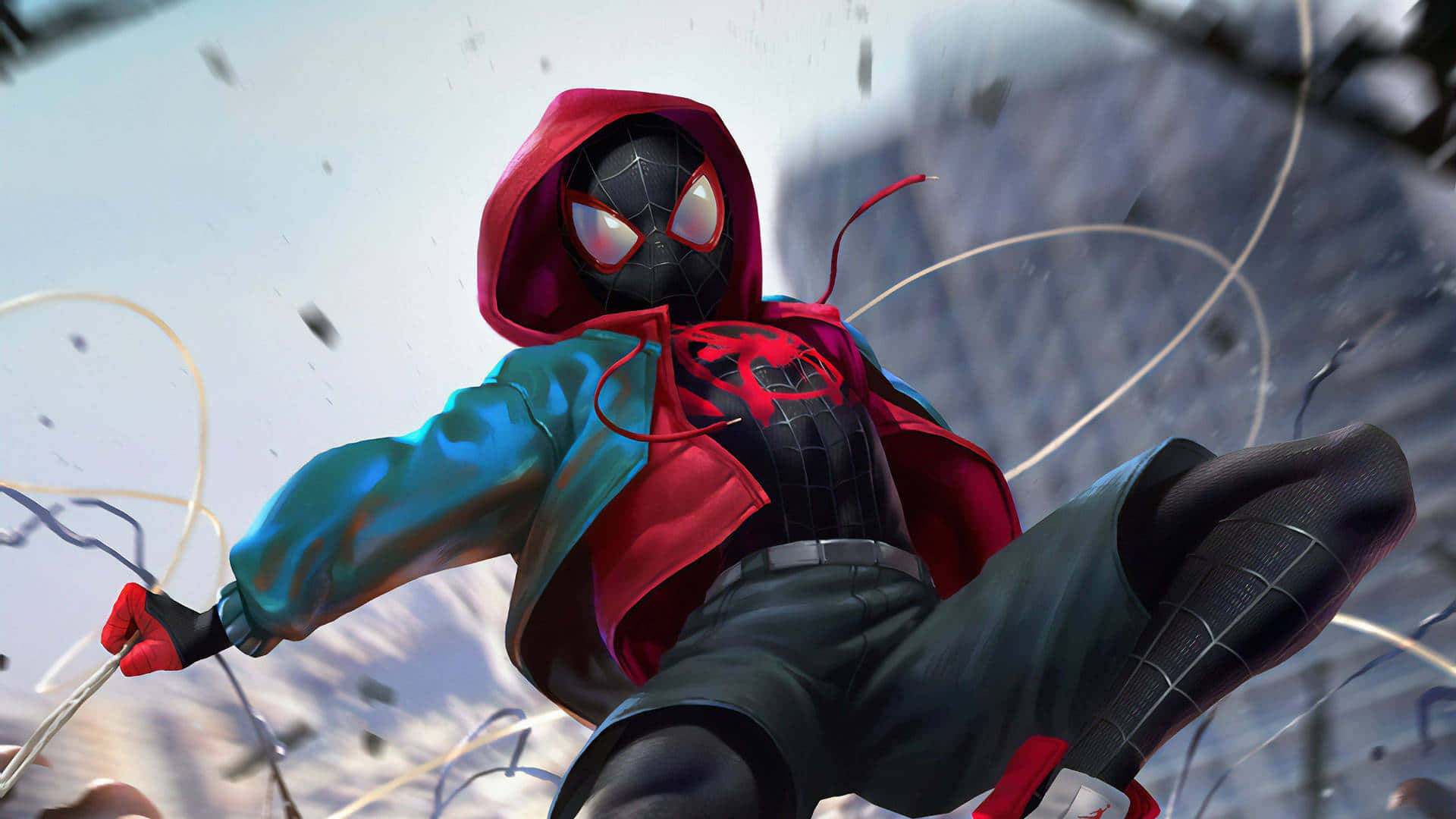 Miles Morales 動漫 桌布 壁紙 — 蜘蛛俠身穿紅色連帽衫和青綠色外套，在模糊的城市峽谷中動態擺盪，周圍碎片飛揚。