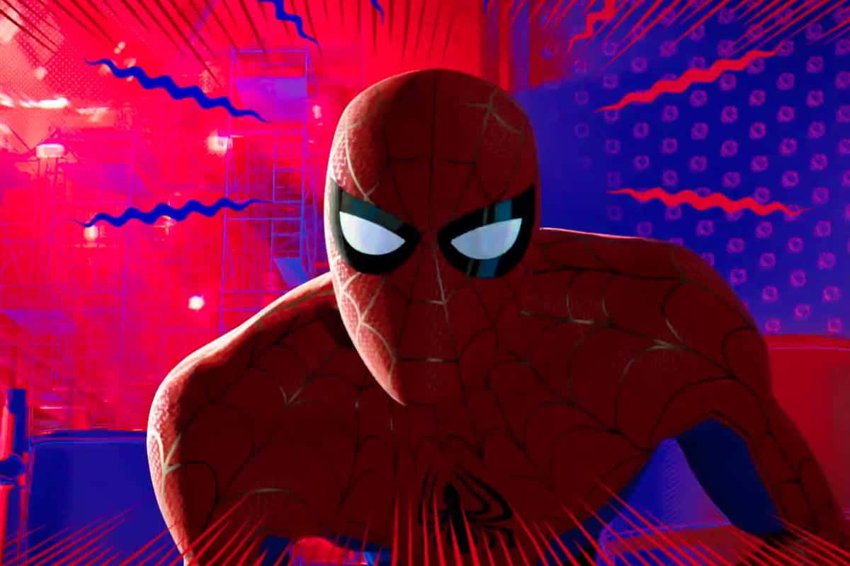 Spider-man Spider Sense 桌布 壁紙 — 蜘蛛俠身穿紅藍戰衣，在充滿活力的漫畫風格城市背景下，伴隨著電光火石的紅藍能量爆發，動態地蹲伏著。