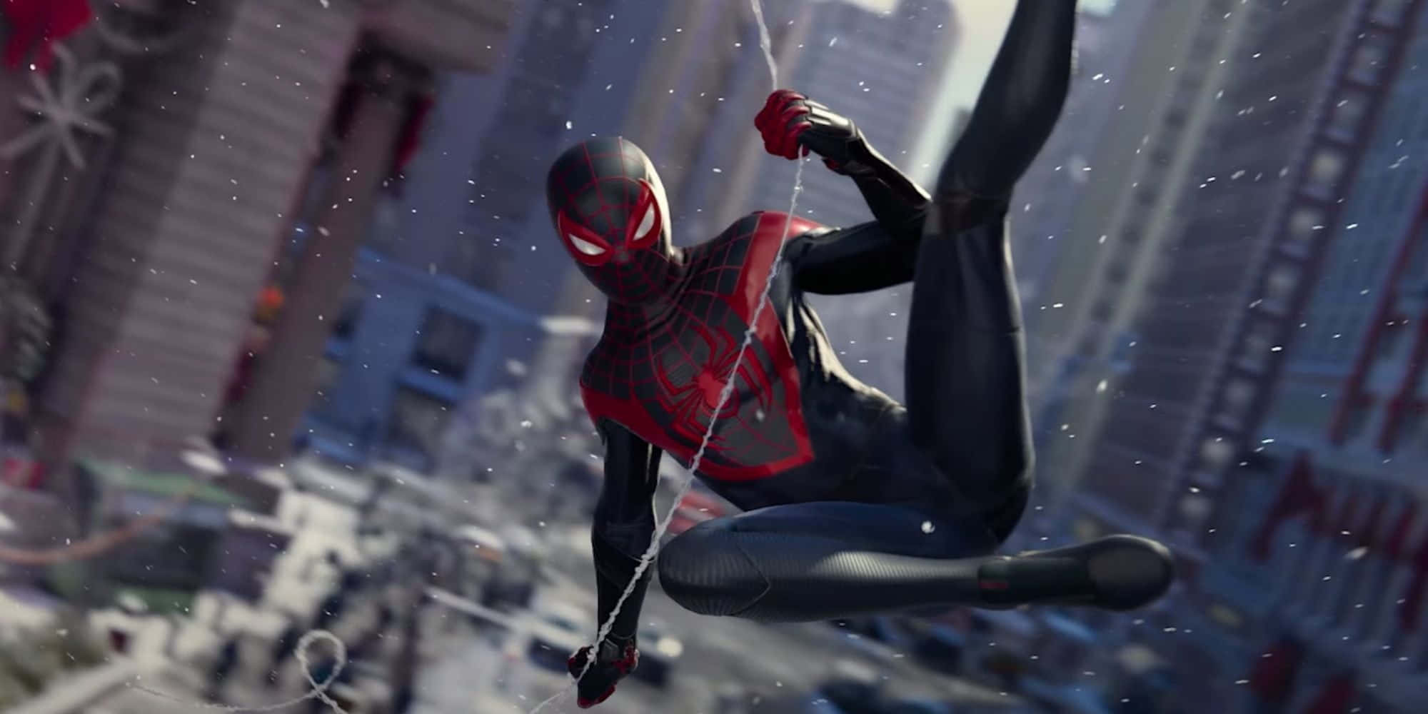 Spider-man Web Slinging 桌布 壁紙 — 蜘蛛俠身穿紅黑戰衣，在雨中城市景觀中於高聳摩天大樓之間擺盪。