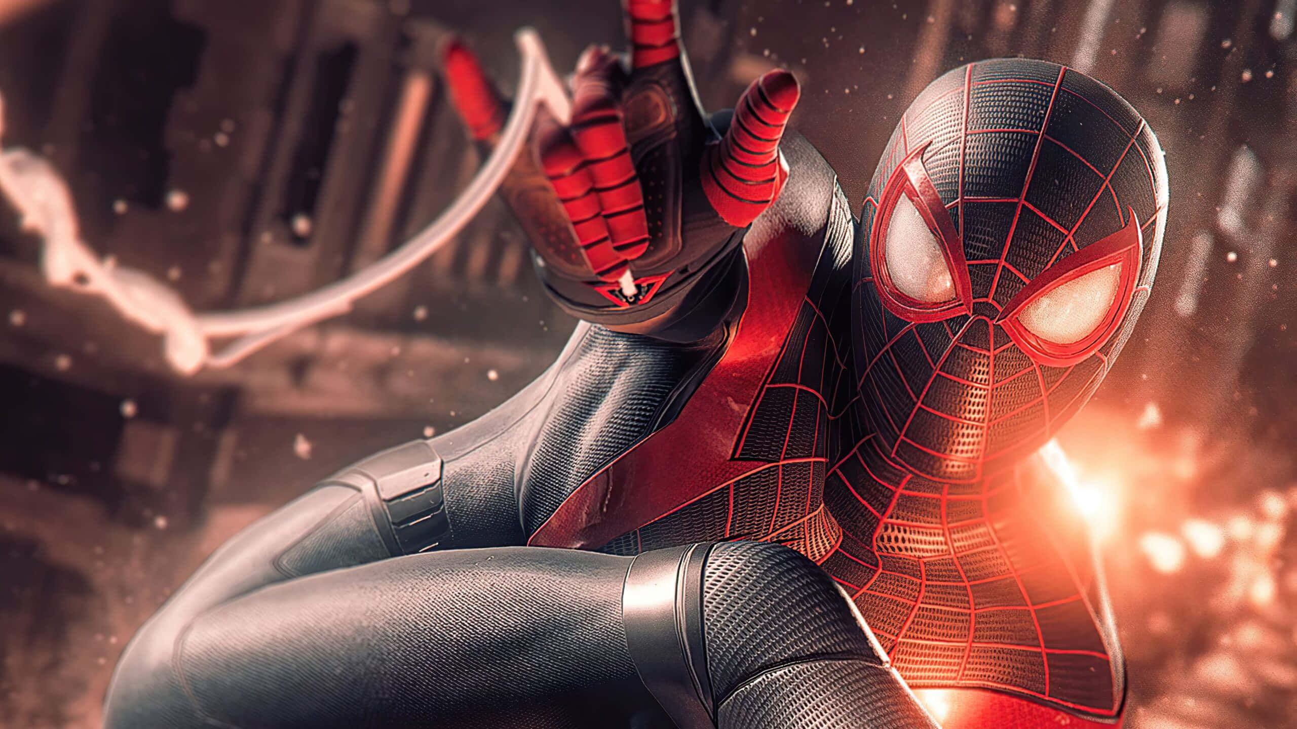 Miles Morales 動漫 桌布 壁紙 — 蜘蛛俠身穿黑紅色戰衣，在熾熱的城市背景下，動感地擺出姿勢，蛛網發射器閃閃發光。