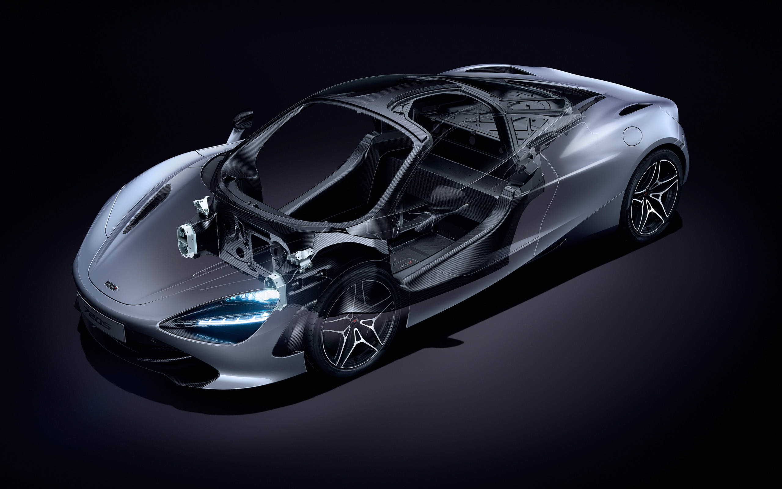 蜘蛛版麥拉倫720s 4K 壁紙 — 一輛時尚的銀色跑車，帶有透明車身，在深色工作室背景下揭示內部機械結構。