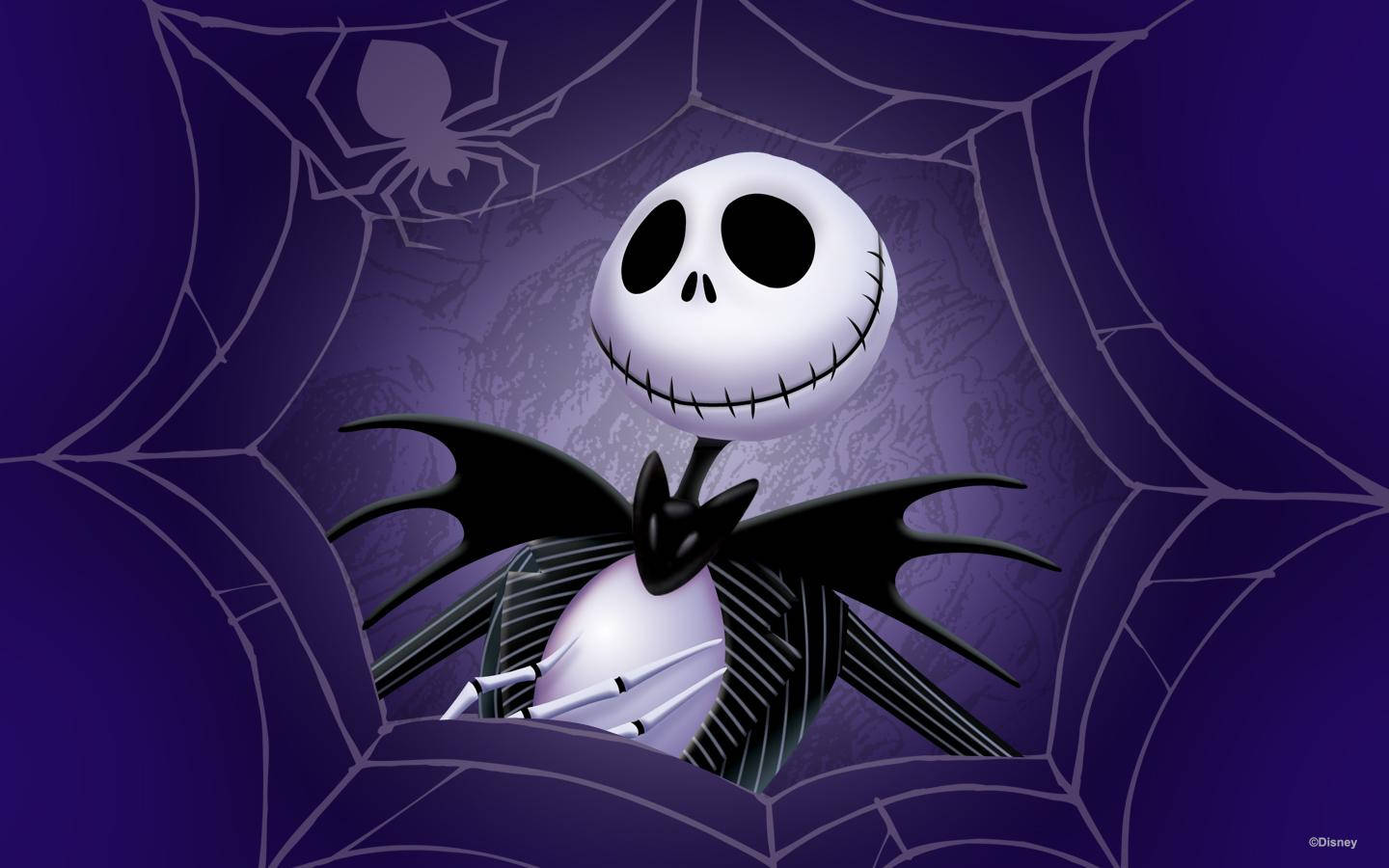 Jack Skellington 在紫色背景的蜘蛛網中。