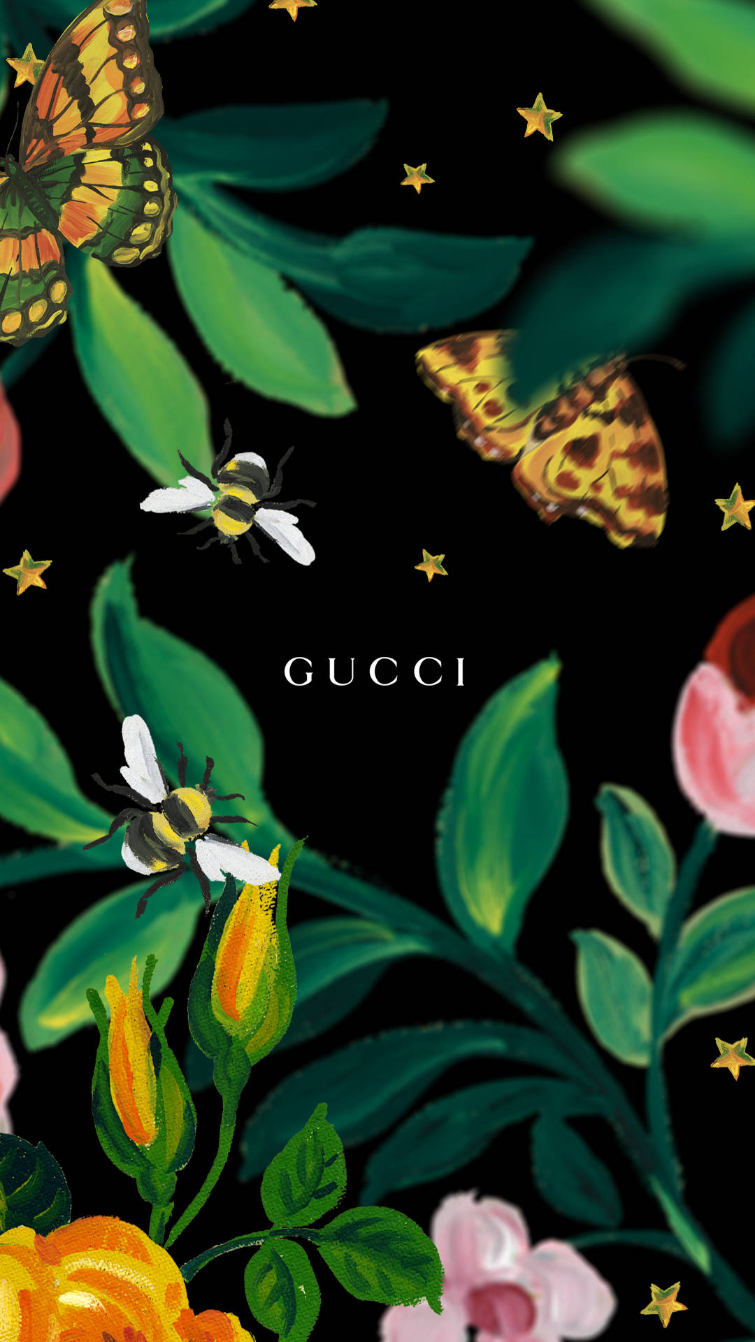 蝴蝶、蜜蜂和玫瑰，帶有金色星星，在黑色背景上展示Gucci標誌。