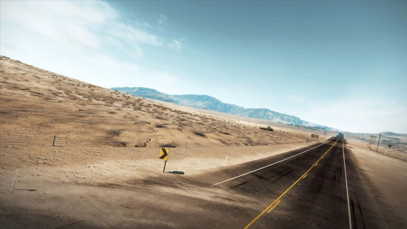 蜿蜒公路之旅 壁紙 — 一條長直的道路穿過廣闊乾燥的沙漠景觀，在晴朗的藍天下延伸至遠山。
