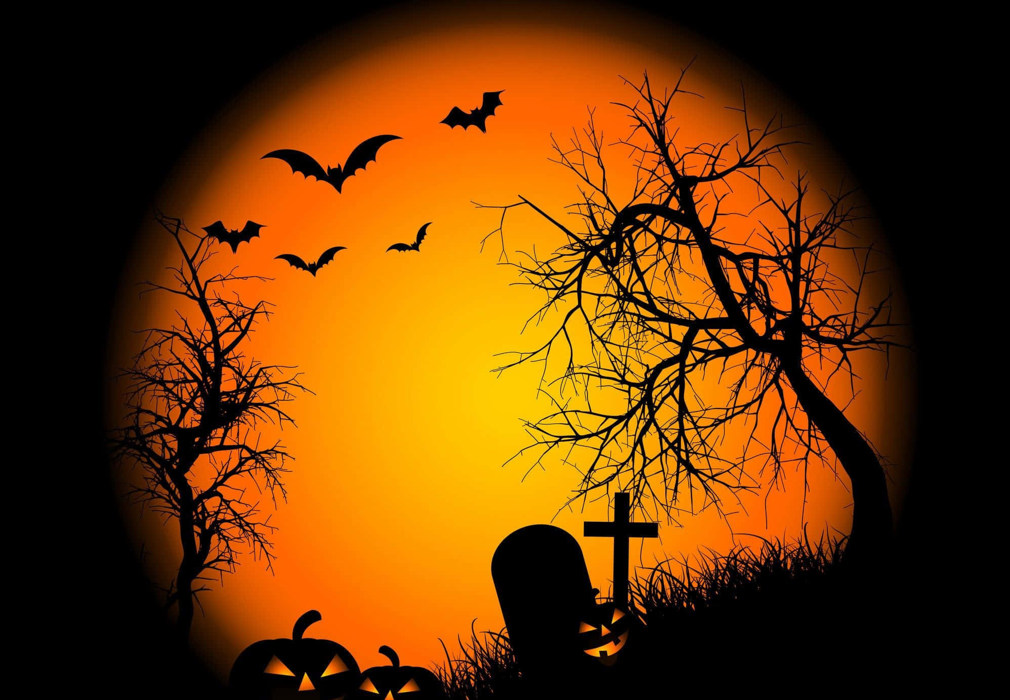 Orange Halloween 桌布 壁紙 — 蝙蝠、樹木、墓碑和南瓜的剪影，映襯著發光的橙色滿月，營造出詭異的萬聖節夜晚場景。