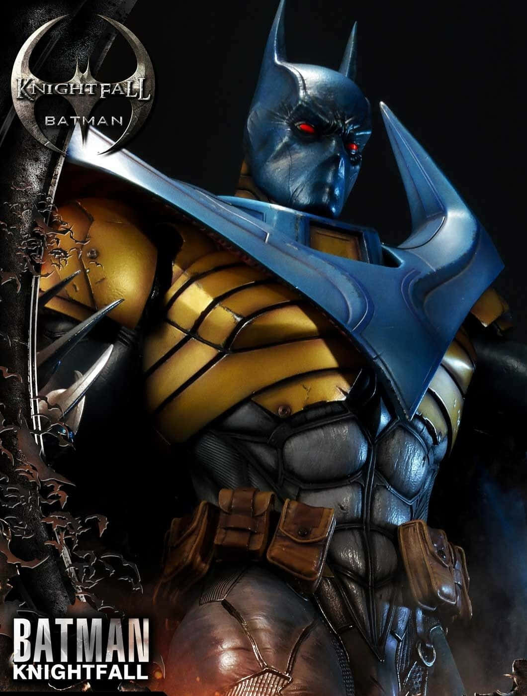 Batman Knightfall 桌布 壁紙 — 蝙蝠俠 Knightfall 雕像，紅色發光眼睛，藍色金色盔甲，深色背景。