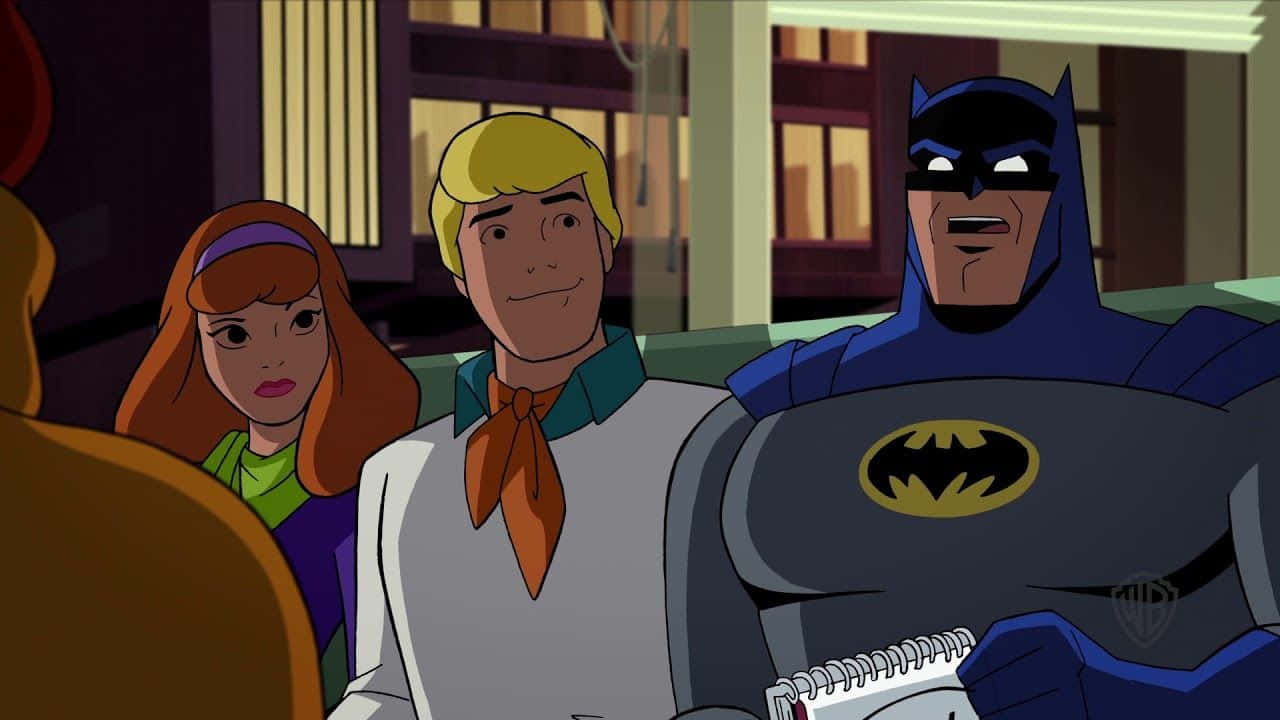 Batman The Brave And The Bold 桌布 壁紙 — 蝙蝠俠、史酷比和沙吉一起站在燈光昏暗的房間裡，身後有溫暖的窗戶光線。