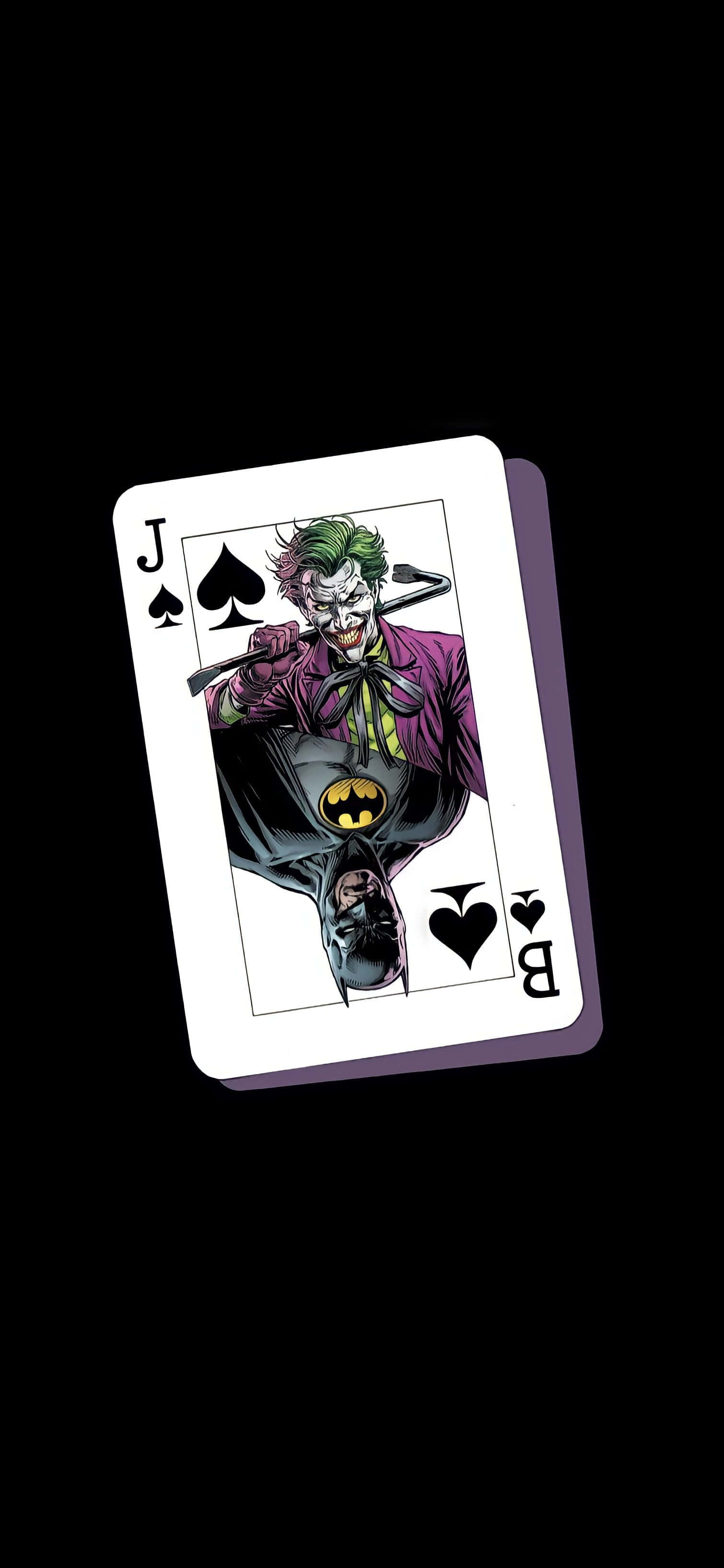 Joker Card 桌布 壁紙 — 蝙蝠俠中的小丑在黑色背景上傾斜的撲克牌上狂笑。