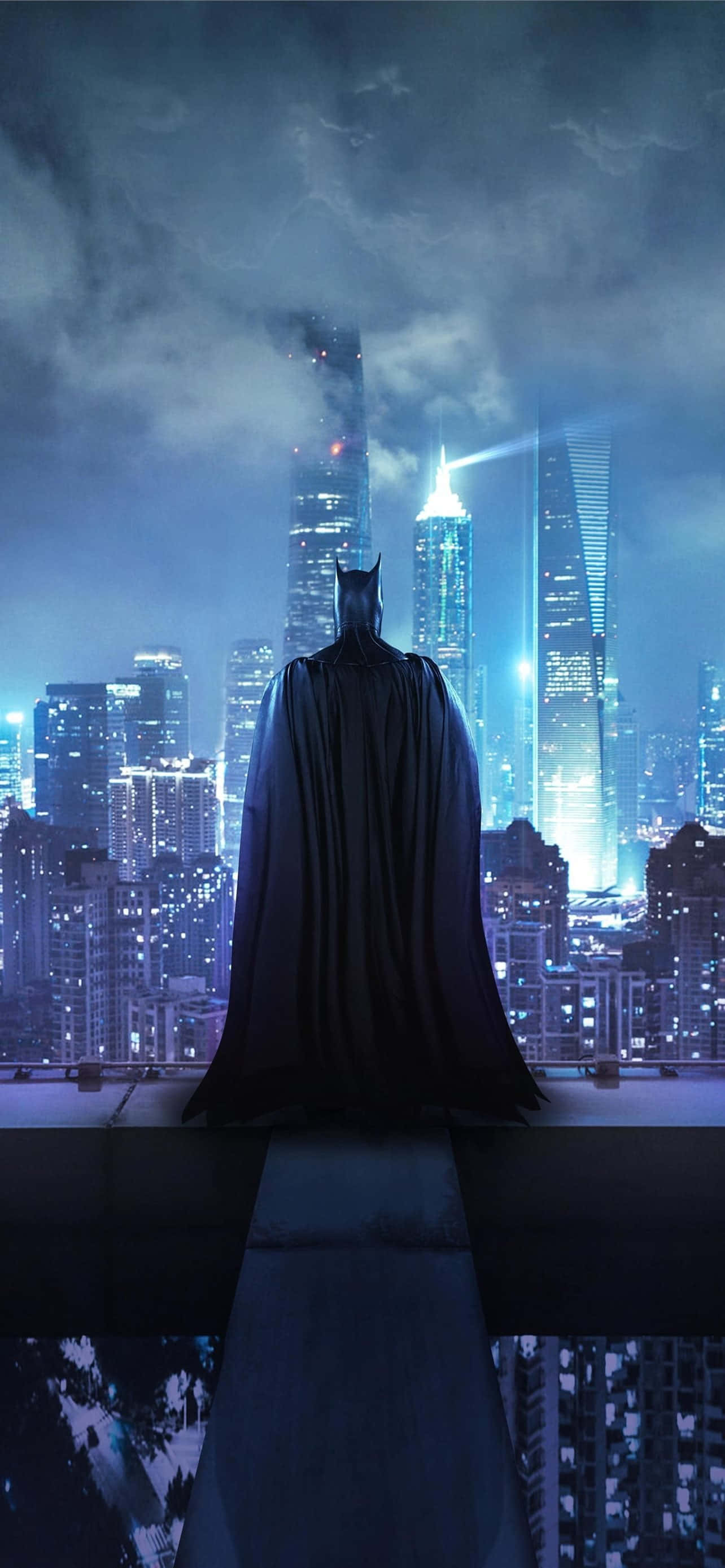 Batman Arkham Knight 桌布 壁紙 — 蝙蝠俠以剪影姿態站在屋頂上，俯瞰著暴風雨夜空下霓虹閃爍的高譚市天際線。