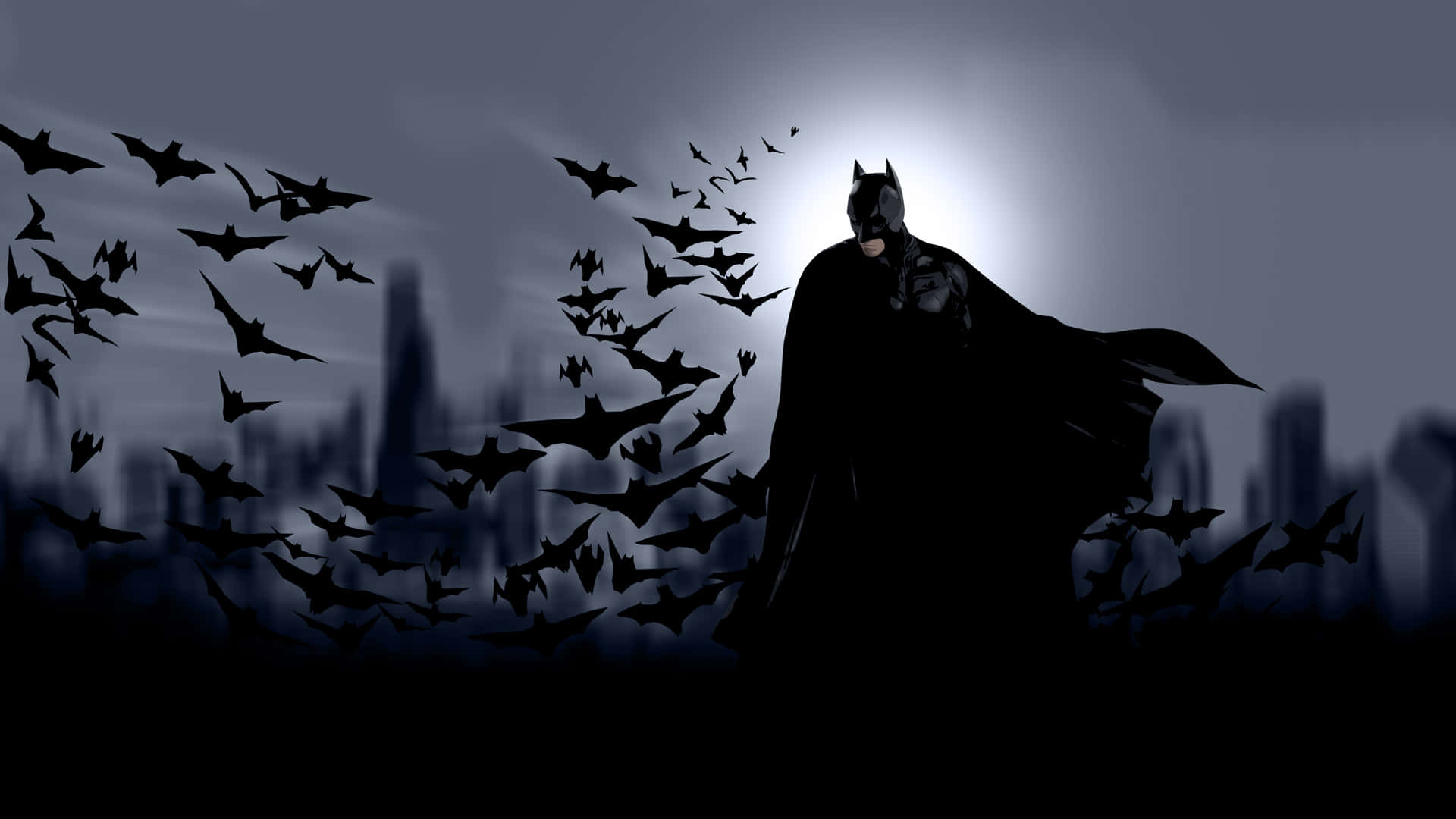 Bruce Wayne 桌布 壁紙 — 蝙蝠俠以剪影姿態站在發光的月亮前，一群蝙蝠在他周圍飛翔，背景是模糊的城市天際線。