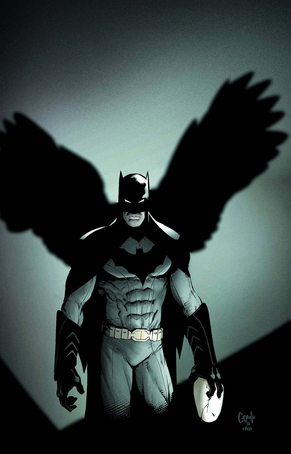 The Court Of Owls 桌布 壁紙 — 蝙蝠俠以戲劇性的剪影站立，蝙蝠翅膀在他身後展開，映襯著陰鬱的灰色背景。