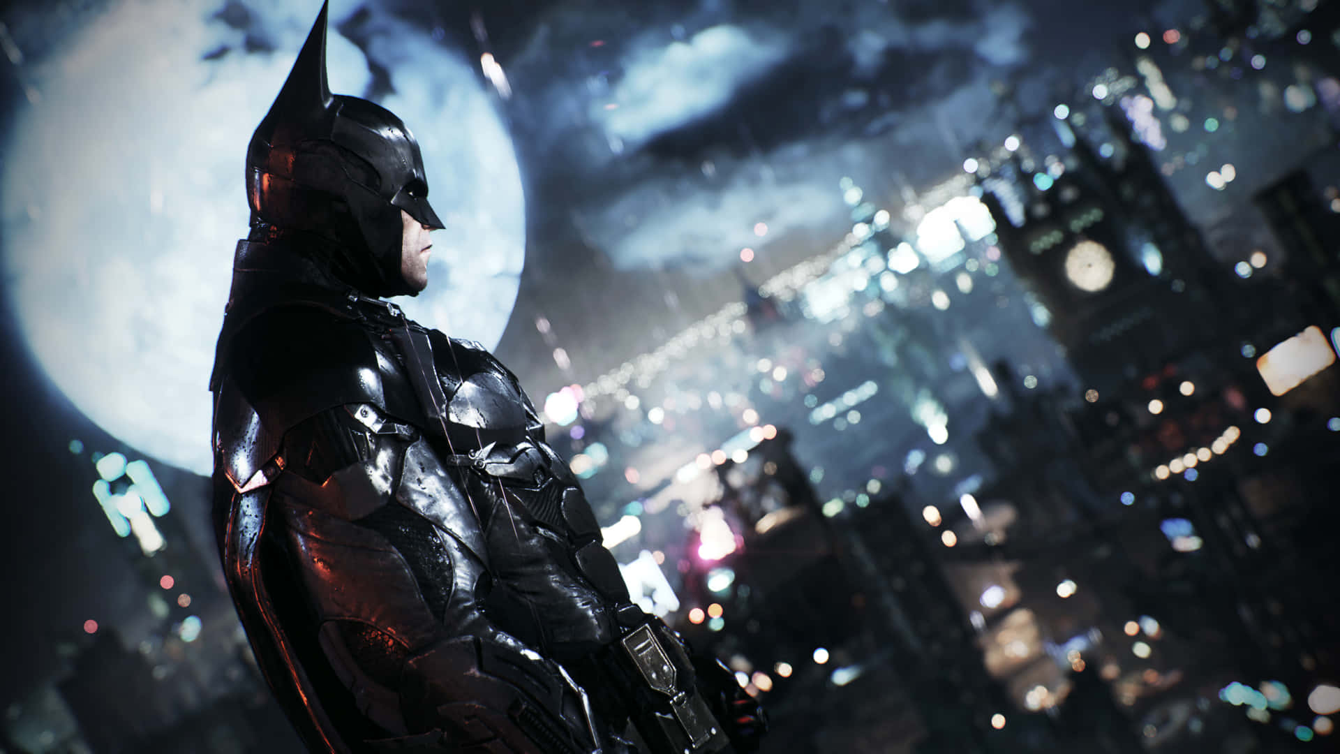 Superhero Video Games 桌布 壁紙 — 蝙蝠俠以滿月為背景，以剪影姿態俯瞰夜間發光的城市景觀。