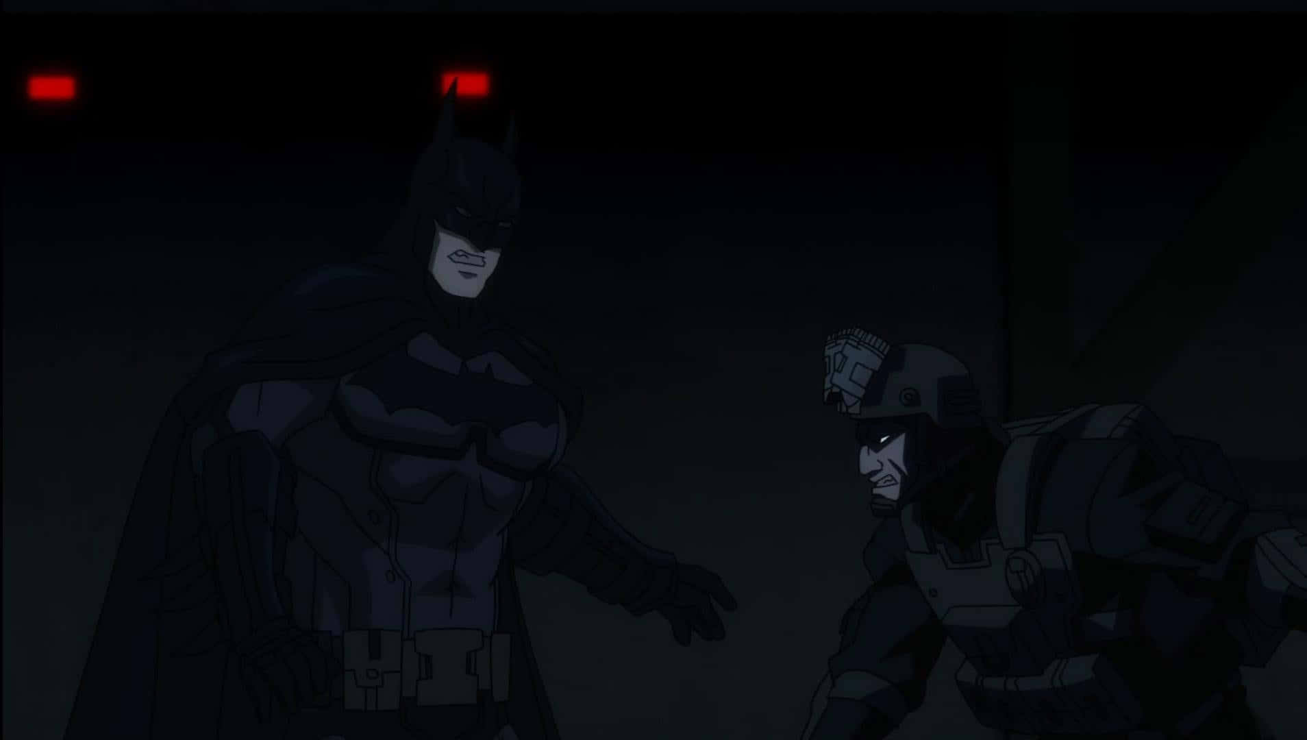 Batman Assault On Arkham 桌布 壁紙 — 蝙蝠俠在一個燈光昏暗的地下掩體中與一名戴面具的士兵對峙，上方紅色應急燈閃爍。