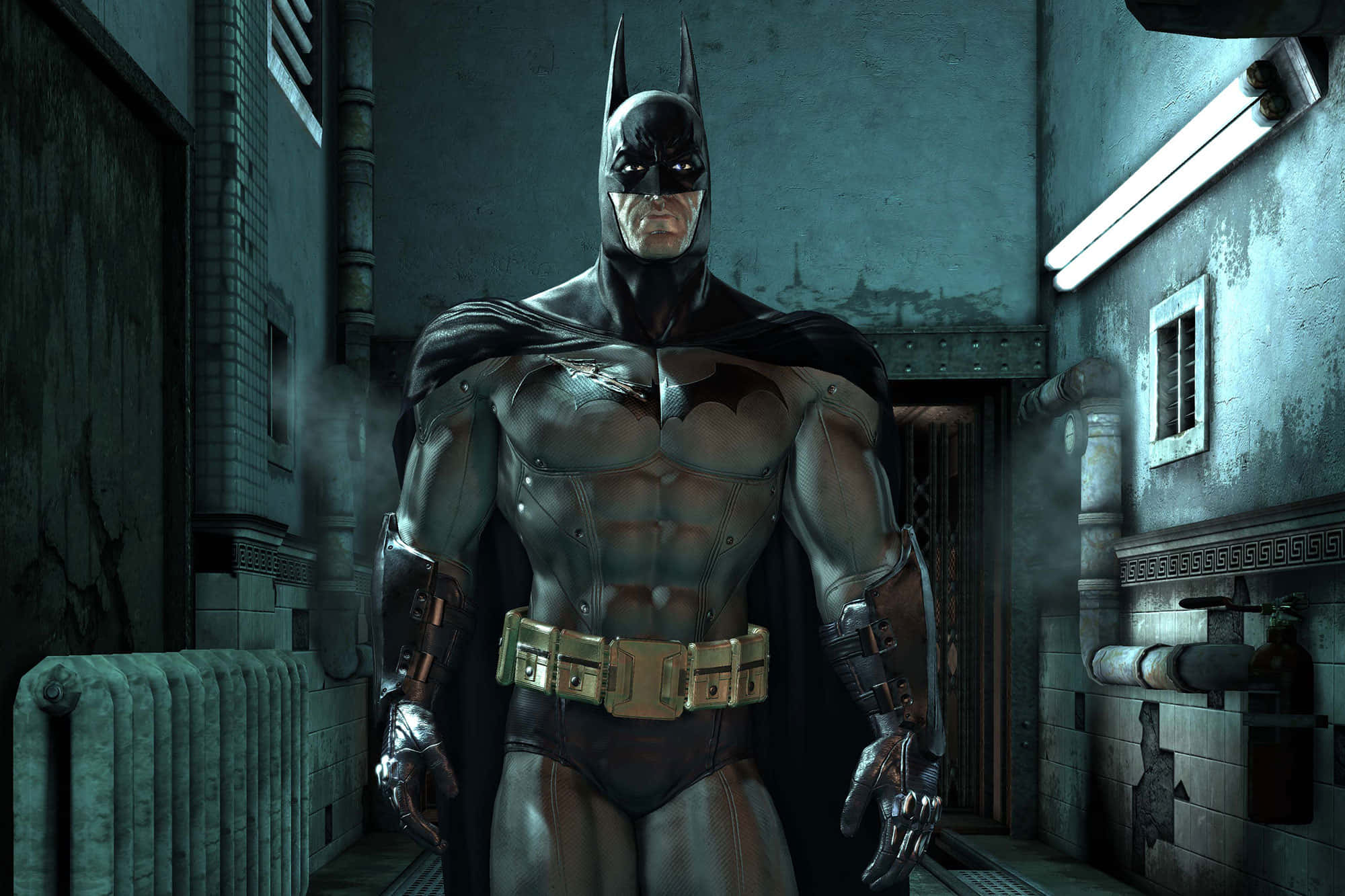Arkham Asylum 桌布 壁紙 — 蝙蝠俠在刺眼的螢光燈下，威嚴地站在骯髒的小巷中，他的裝甲服在破敗的城市背景下閃閃發光。