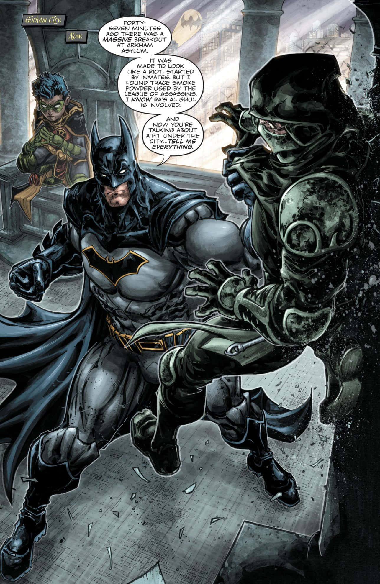 The League Of Assassins 桌布 壁紙 — 蝙蝠俠在哥譚市骯髒的小巷中與一名蒙面惡棍對峙，碎片飛揚，第三個角色在旁觀察。