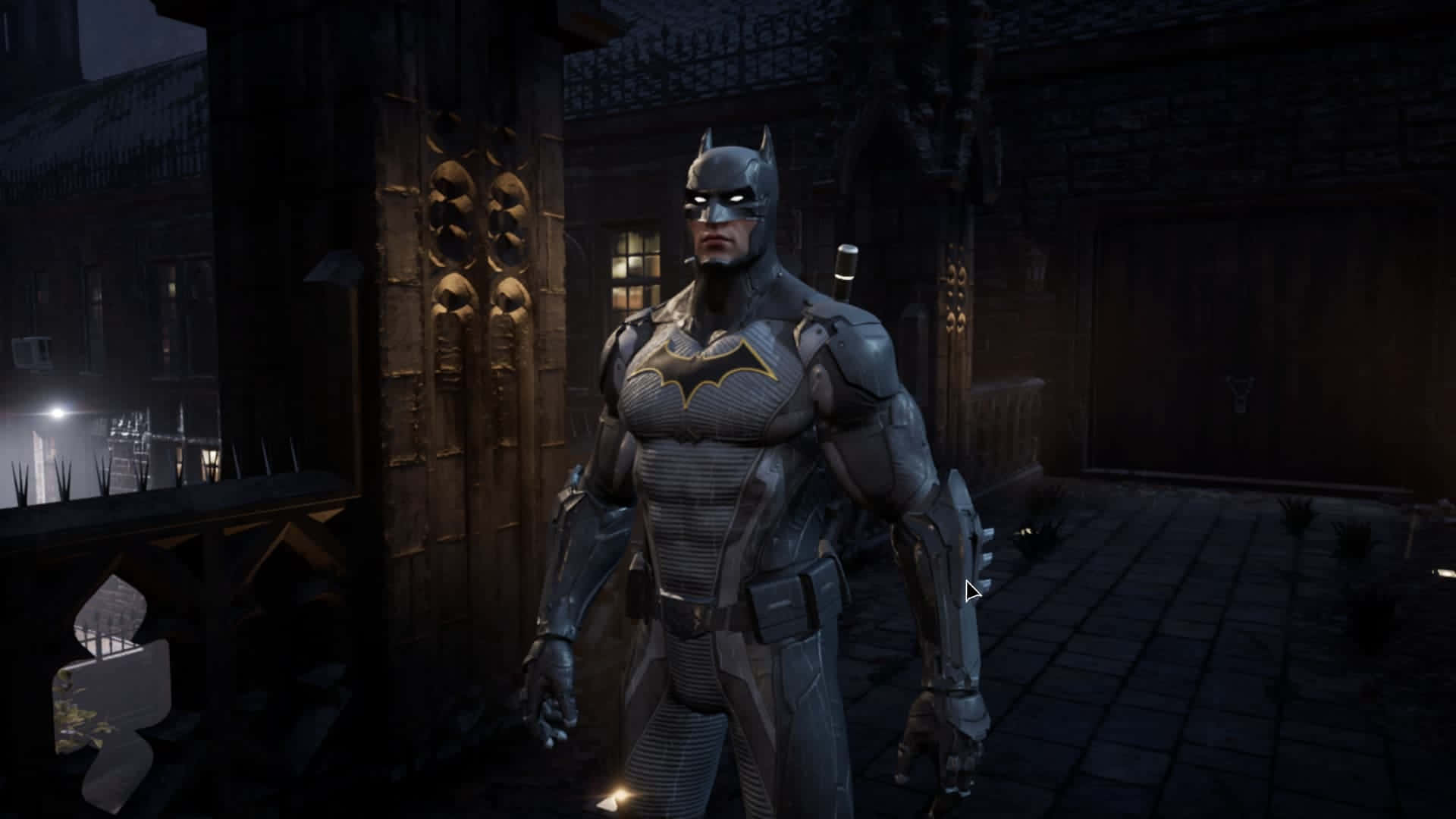 Bat-suit 桌布 壁紙 — 蝙蝠俠在夜晚的黑暗哥特式庭院中站立，眼睛發光，身穿裝甲服，在昏暗的路燈下。