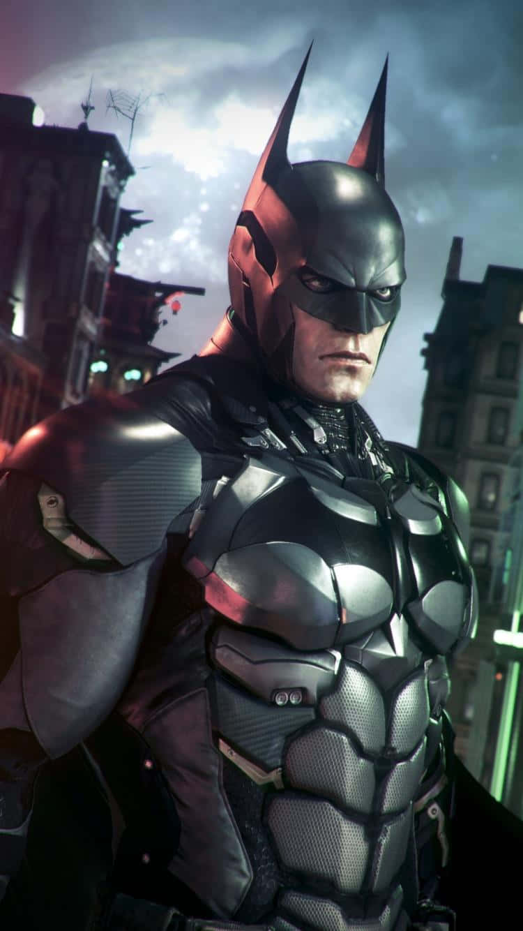 Batman Arkham Knight 桌布 壁紙 — 蝙蝠俠在夜晚的黑暗城市小巷中，帶著陰沉的表情站在多雲的天空下。