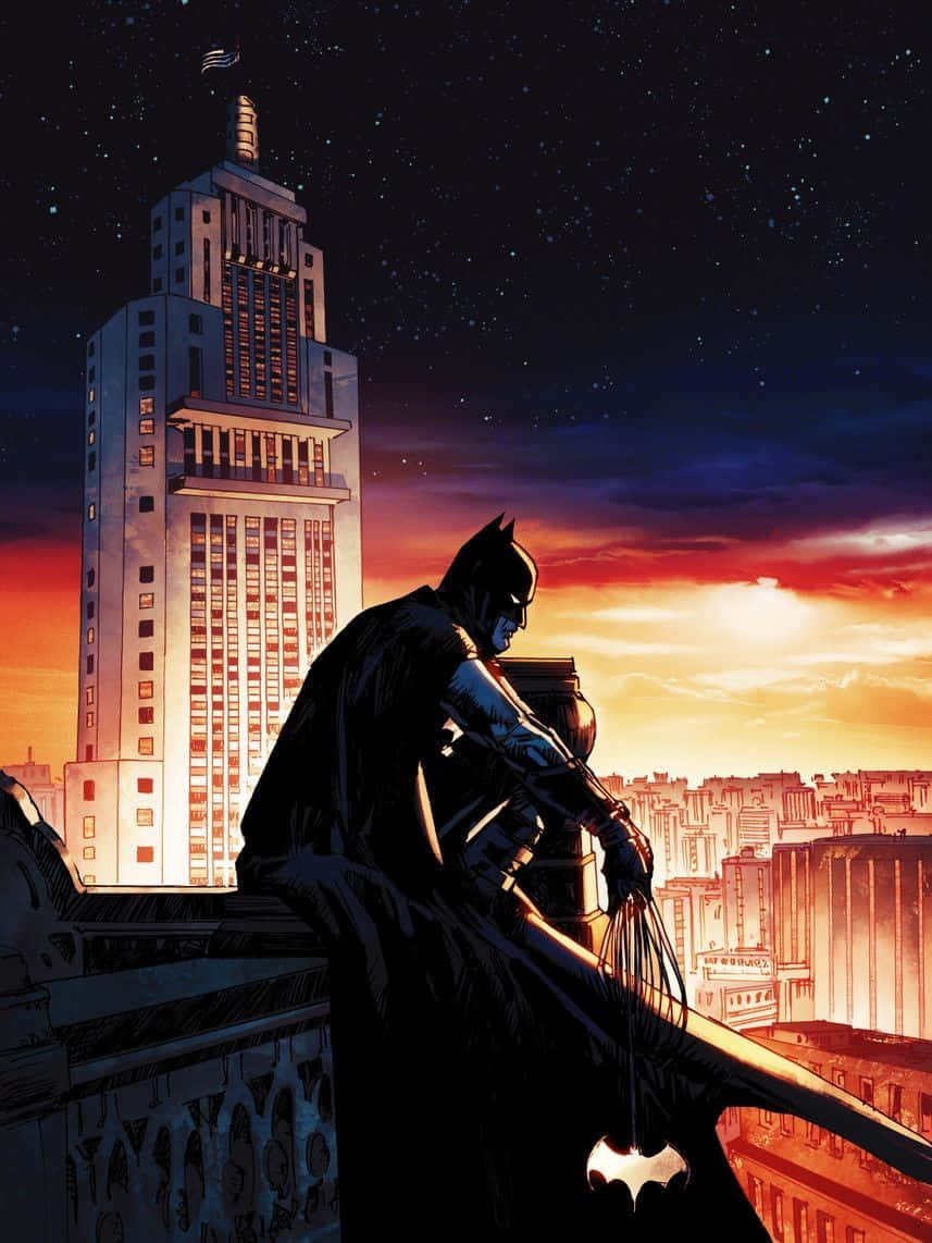 Batman The New 52 桌布 壁紙 — 蝙蝠俠在日落時分站在屋頂上，剪影映襯著城市景觀，身後是星空下高聳的摩天大樓。