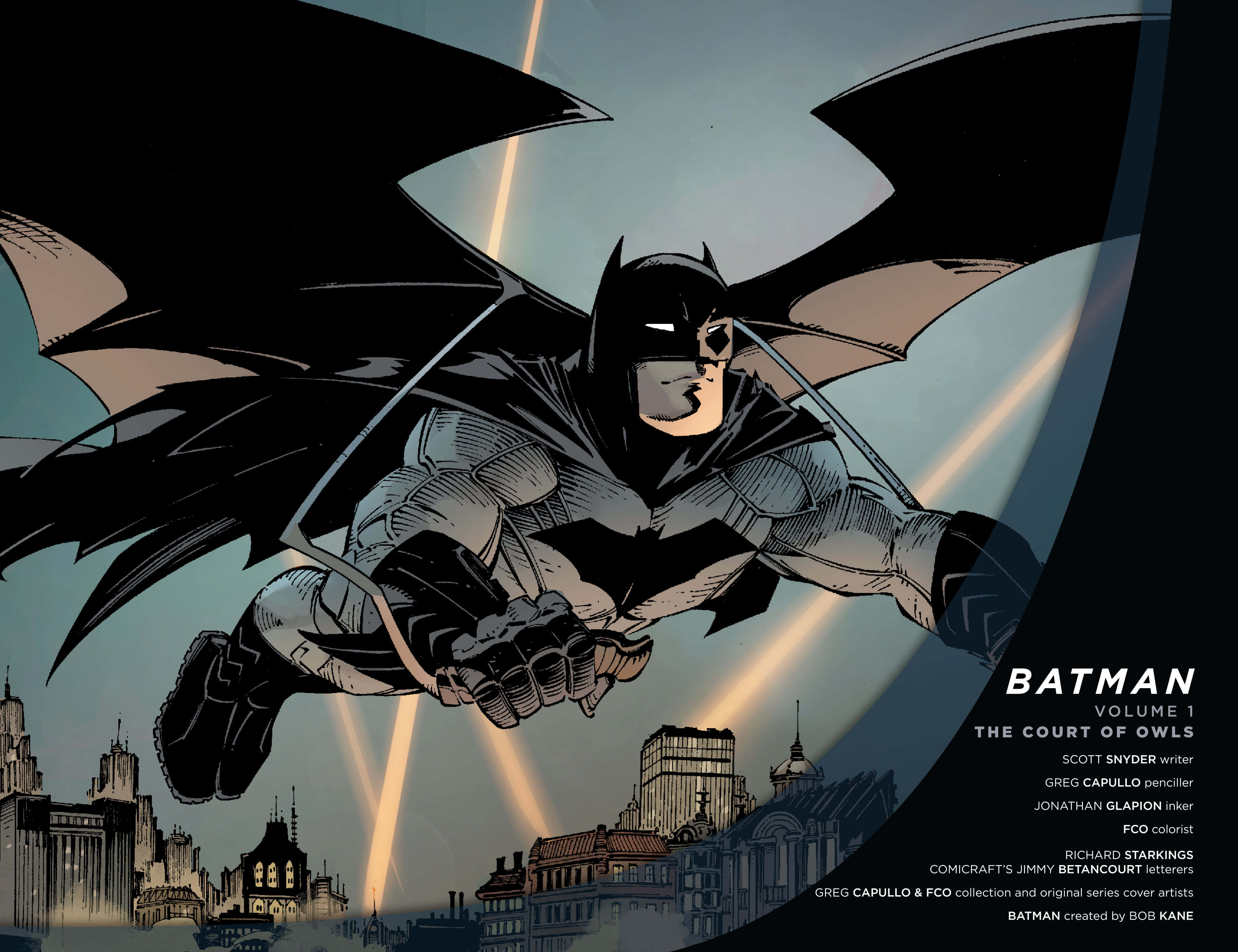The Court Of Owls 桌布 壁紙 — 蝙蝠俠在暮色天空下展開斗篷，翱翔於哥德式城市景觀之上。