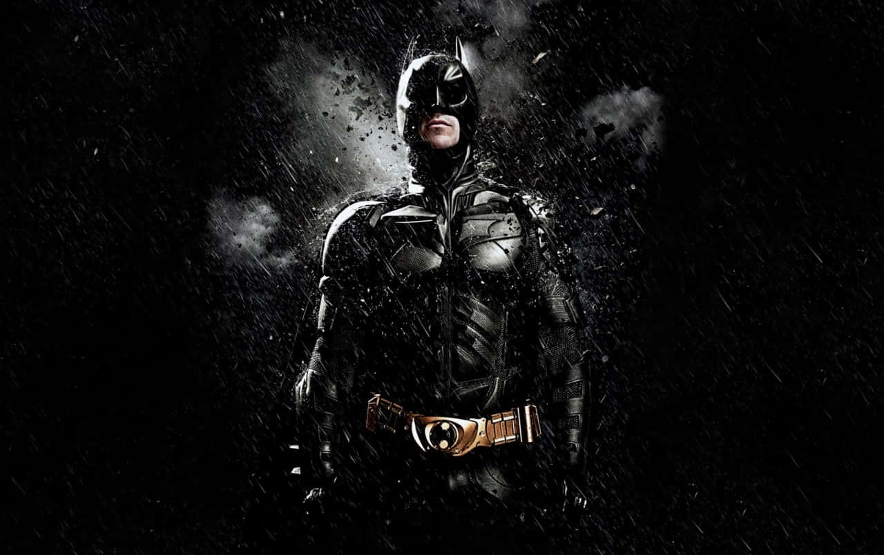 Bruce Wayne 桌布 壁紙 — 蝙蝠俠在暴風雨中堅定站立，周圍碎片飛揚，背景昏暗。