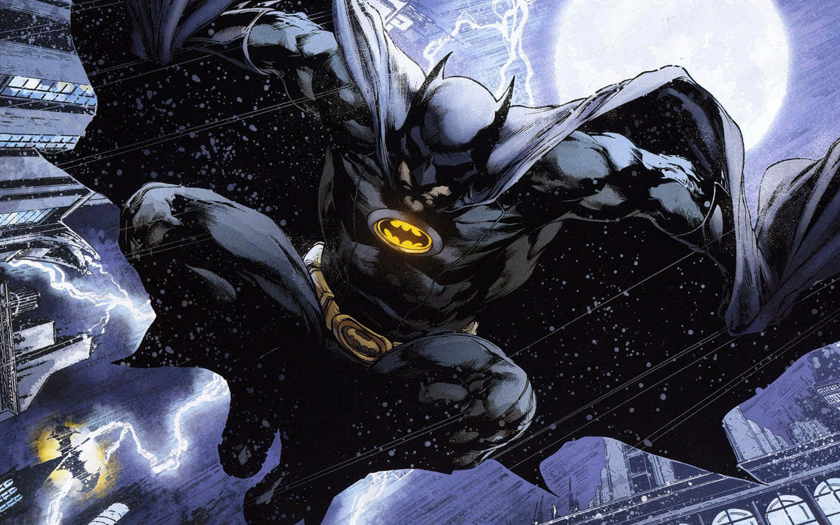 Batman Desktop 桌布 壁紙 — 蝙蝠俠在暴風雨的高譚夜晚翱翔，閃電在他周圍劈啪作響，身後是一輪滿月。