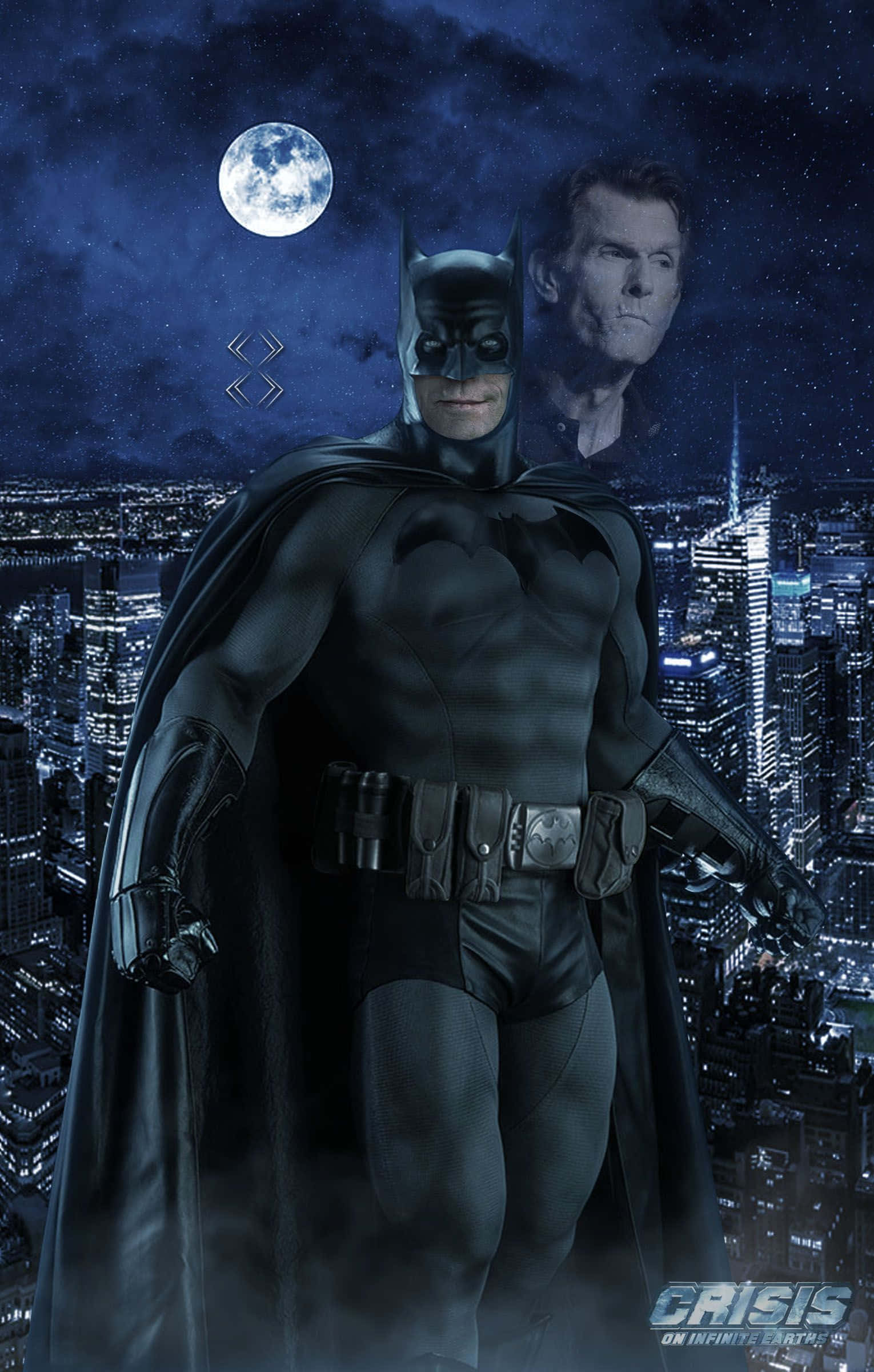 Kevin Conroy 桌布 壁紙 — 蝙蝠俠在滿月下高聳於發光的城市景觀之上，他的臉部分被陰影遮蓋。