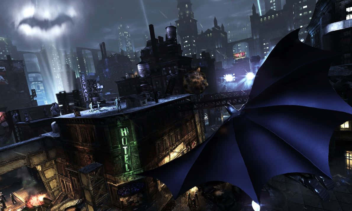Gotham City 桌布 壁紙 — 蝙蝠俠在雨夜的葛咸城天際中滑翔，披風在霓虹燈閃爍的酒店屋頂上展開。