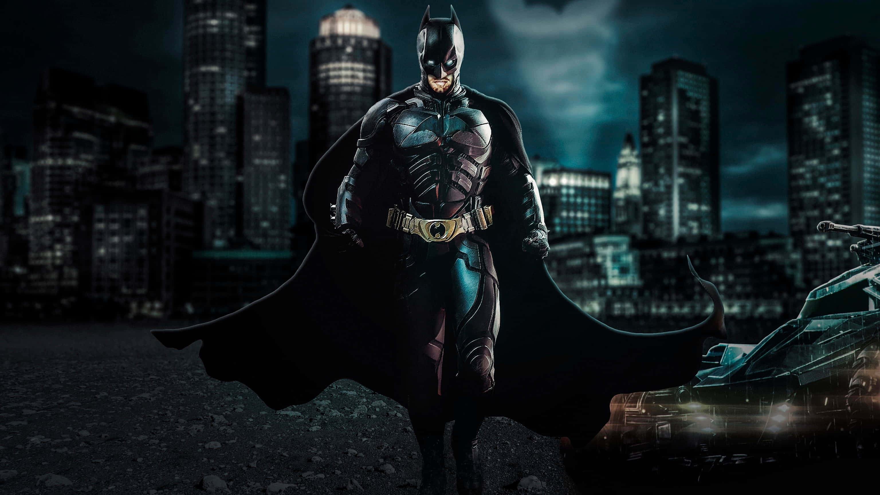 Batman Desktop 桌布 壁紙 — 蝙蝠俠在雨濕的葛咸城夜景中擺好姿勢，披風飄揚，蝙蝠車就在附近。